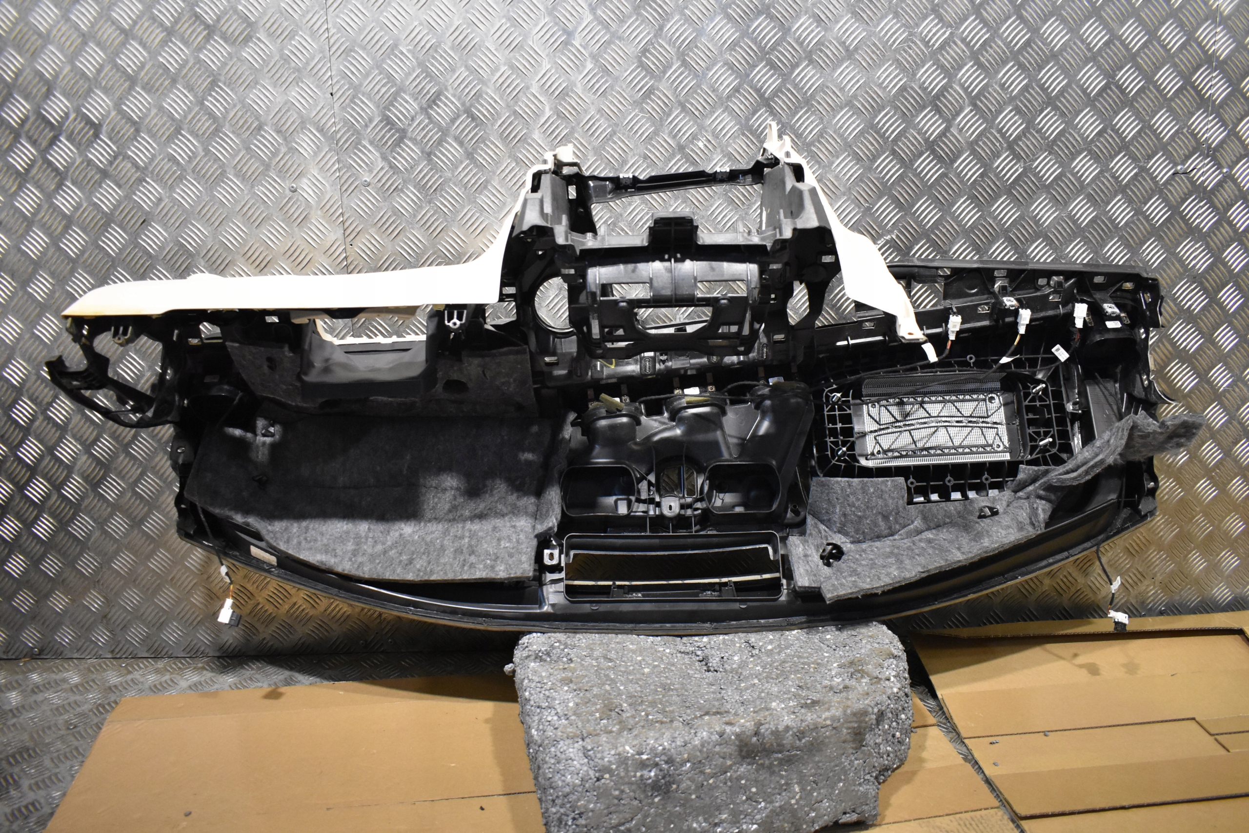 IDEALNA console dashboard MERCEDES W206 1