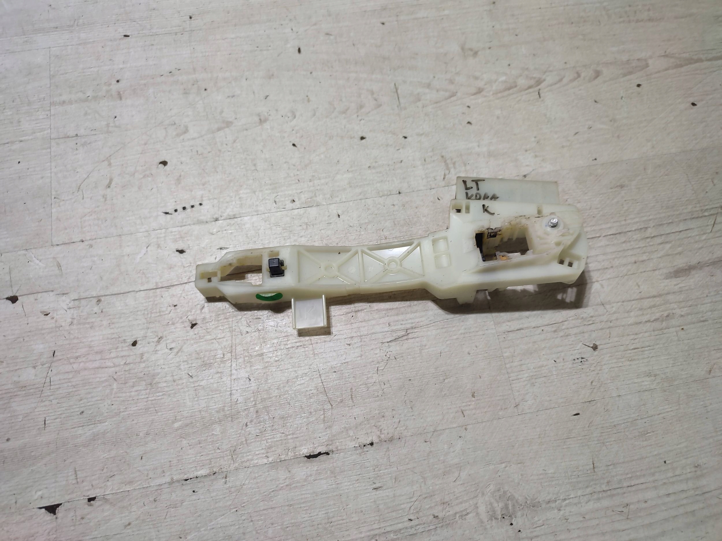 Hyundai Kona and 2018 rear part left handle exterior console