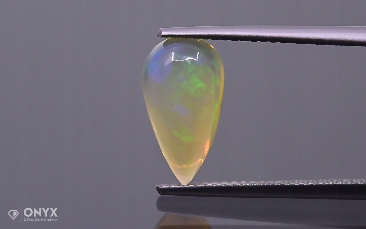 Opál z Etiopie kabošon slza 13,5x7,5 mm