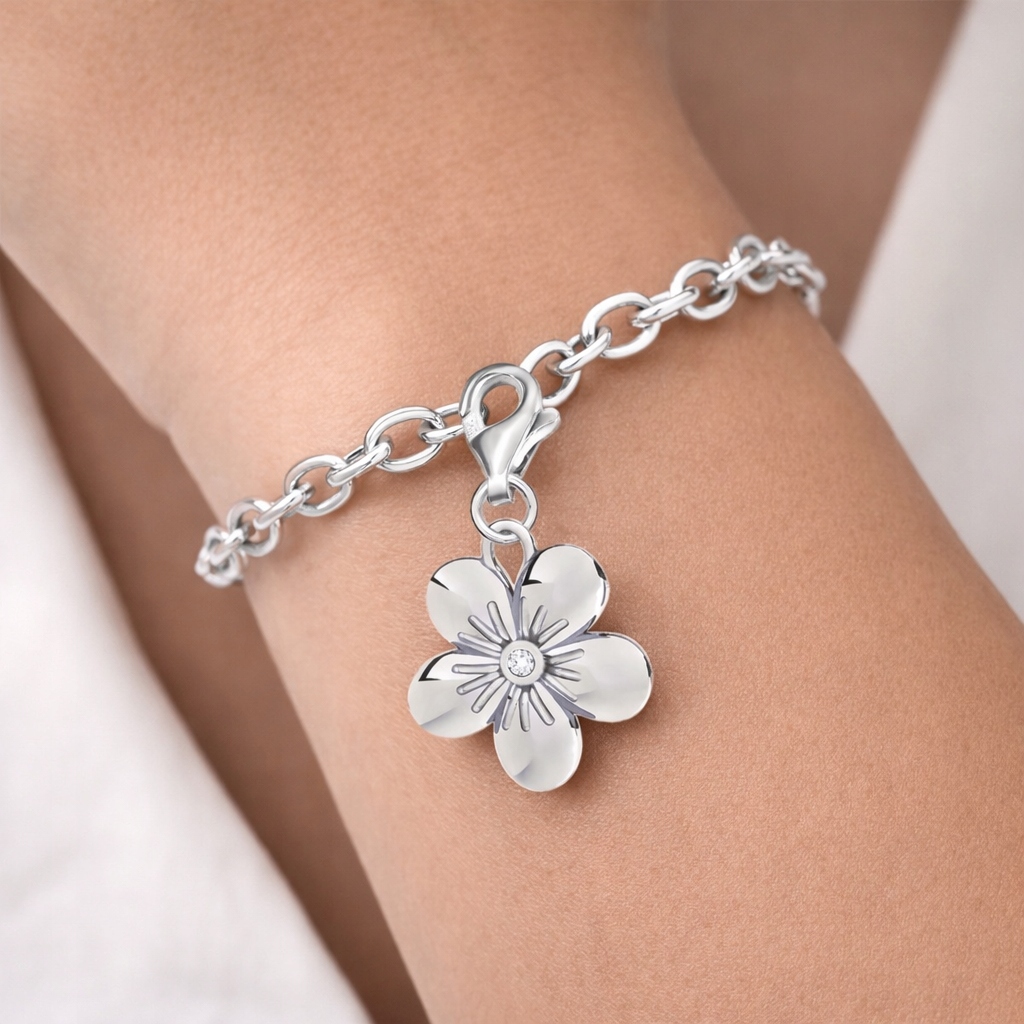 Stříbrný přívěsek s motivem pomněnky na karabině ryzost 925 Stříbro 925.