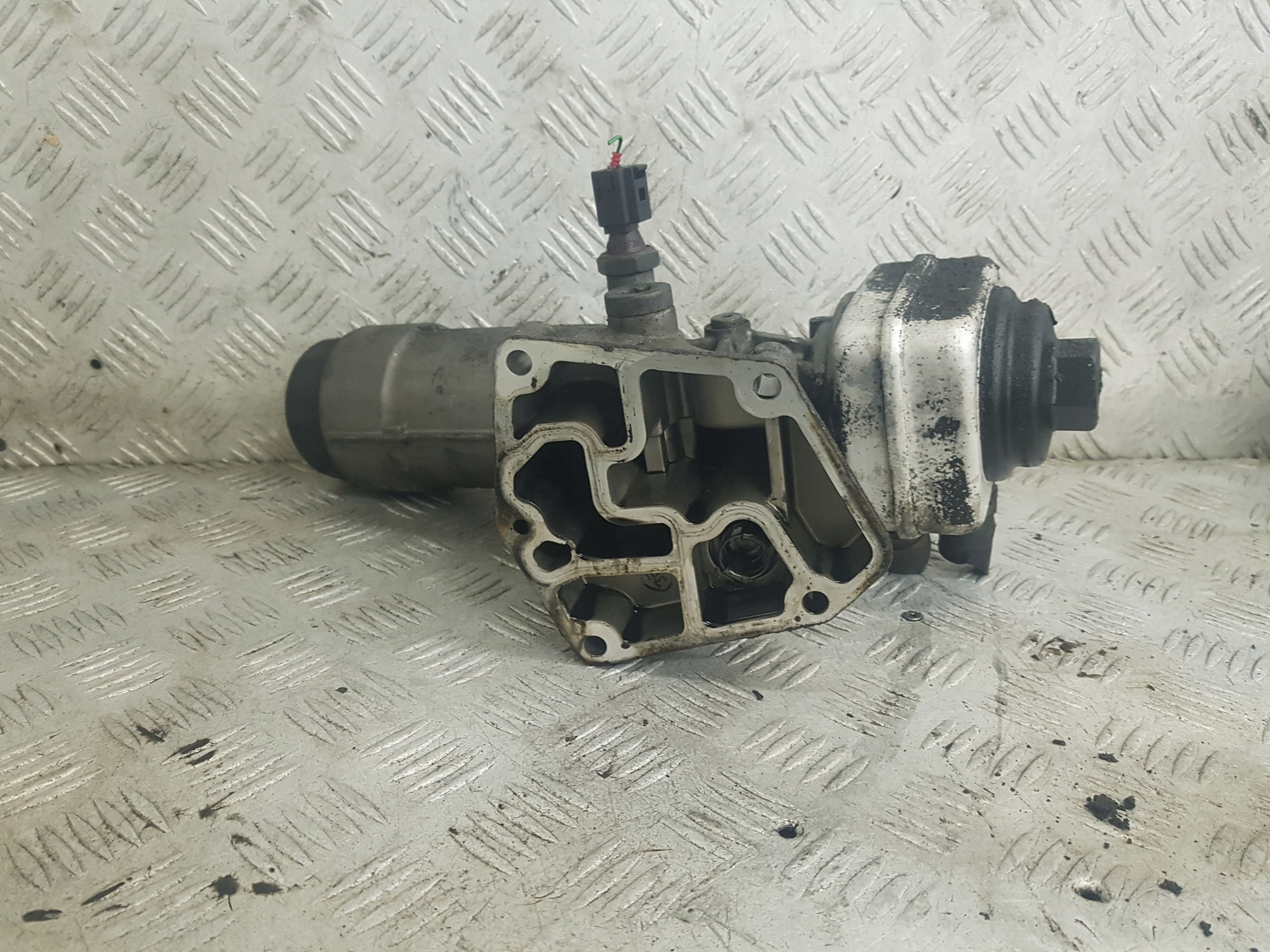 držiak olejového filtra AUDI A4 B6 038115389