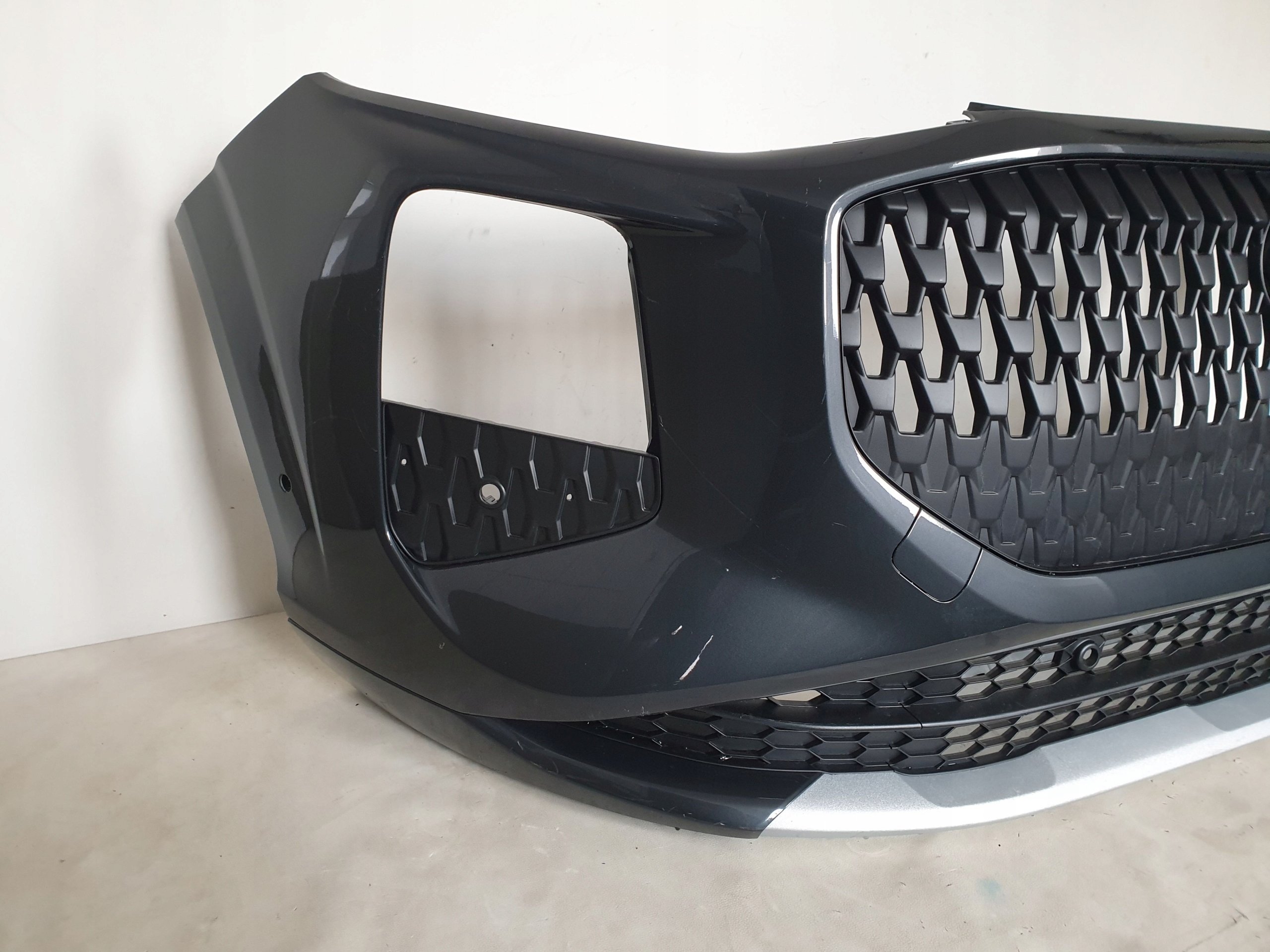 AUDI Q3 III 83H 25-> bumper front front 6 x PDC 83H807437
