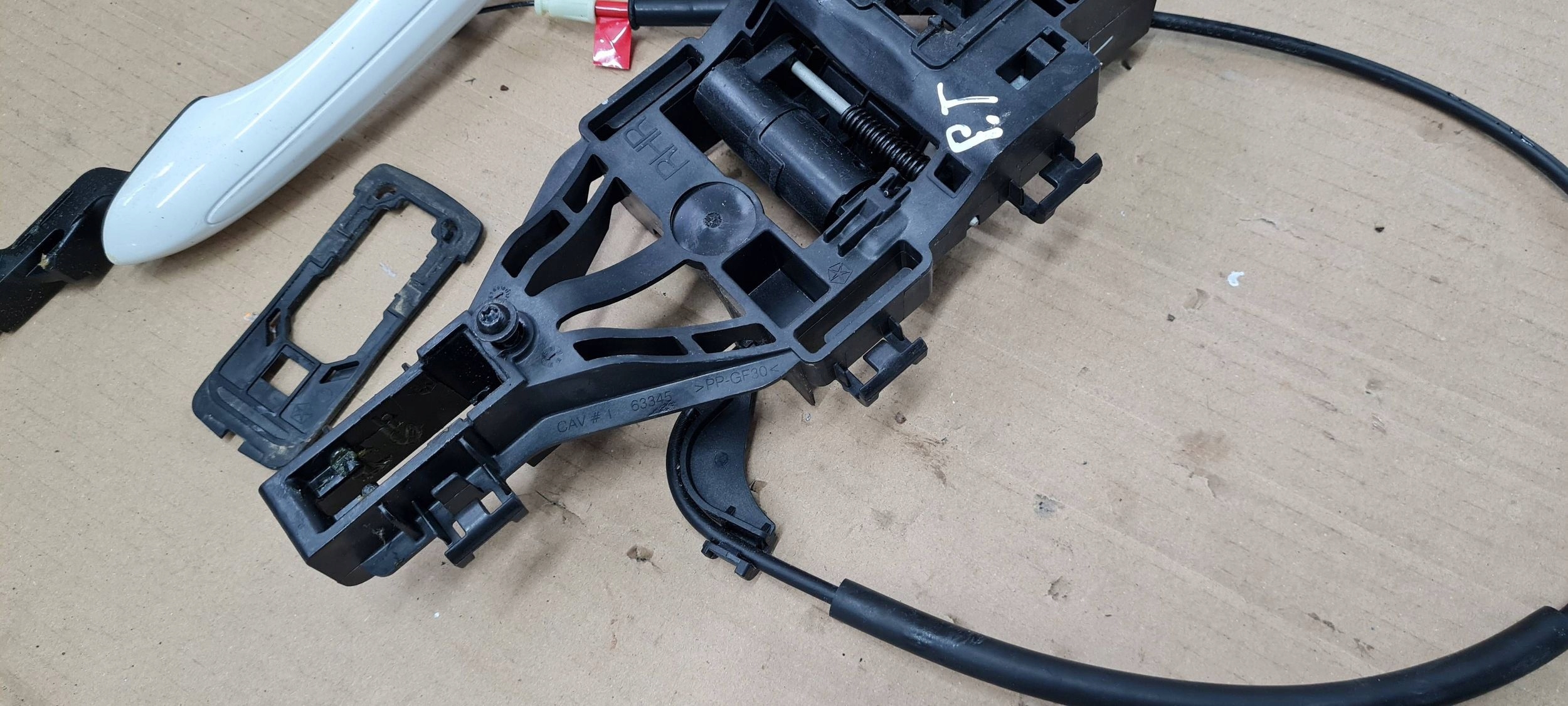 Chrysler Pacifica 2022 handle right right rear part door PW7 68230700AE