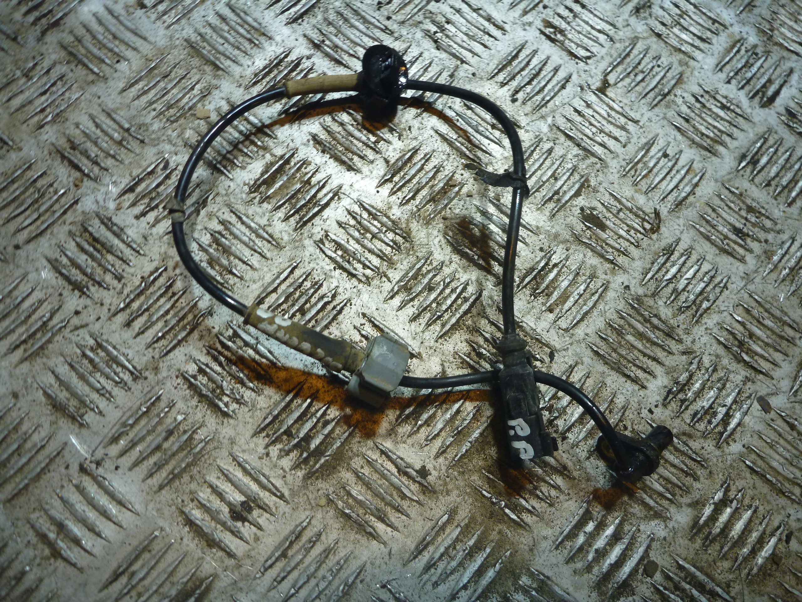 Датчик ABS передний Suburban Silverado Escalade 2014