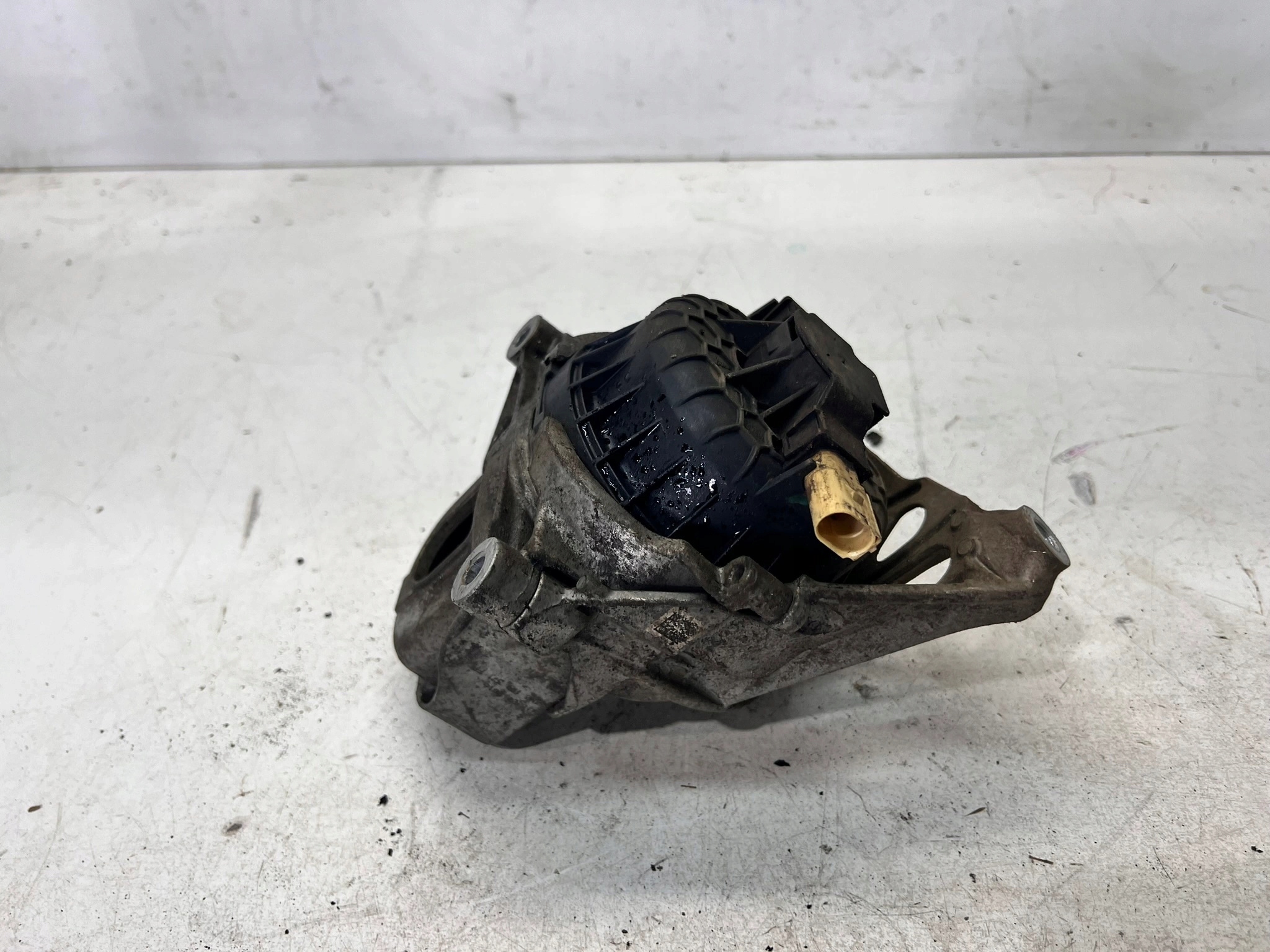 holder engine mount left AUDI A6 Q7 4M0199371FF