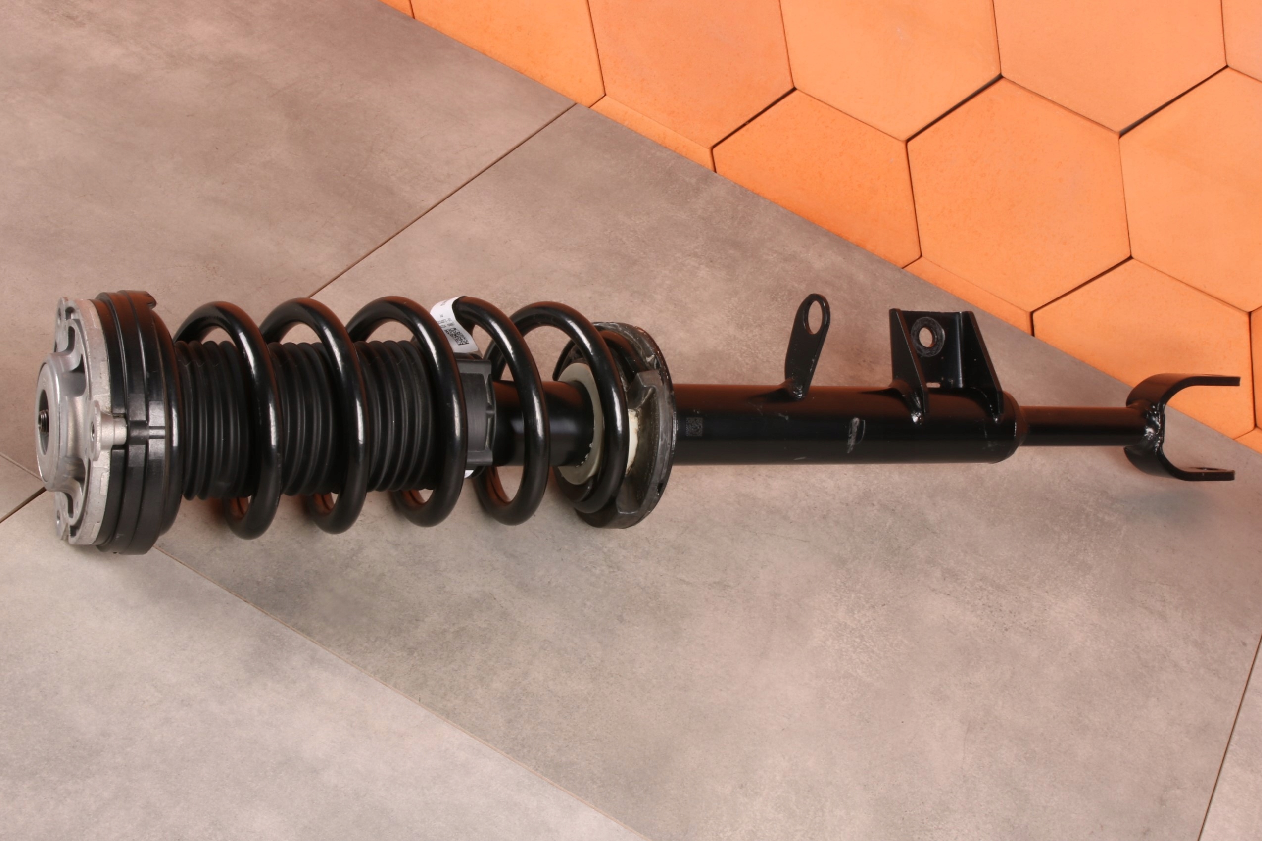 BMW 5' G60 530e B48X HYBRYDA shock absorber right front front 5B3E064