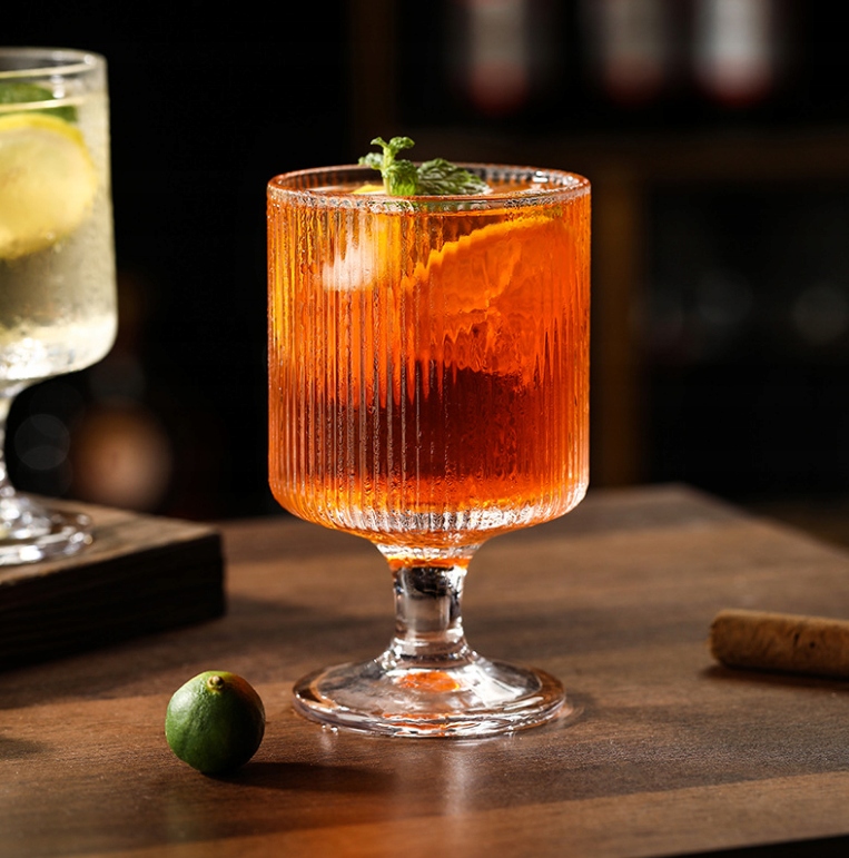 SZKLANKA RYFLOWANA NA NÓŻCE KIELISZKI DO DRINKÓW SOKÓW Pojemność 225 ml