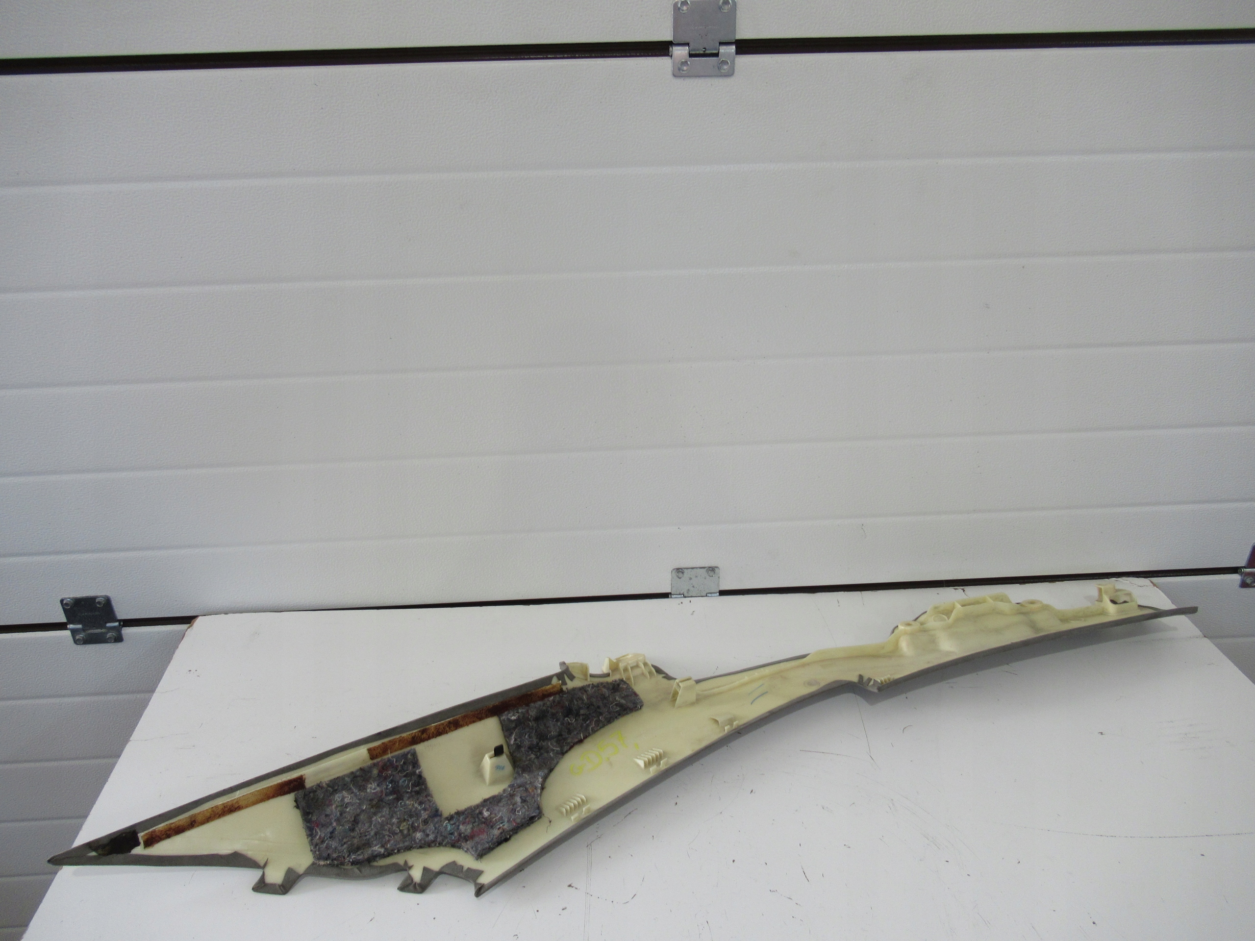 AUDI A8 D3 side SLUPKA right rear part 4E0868290