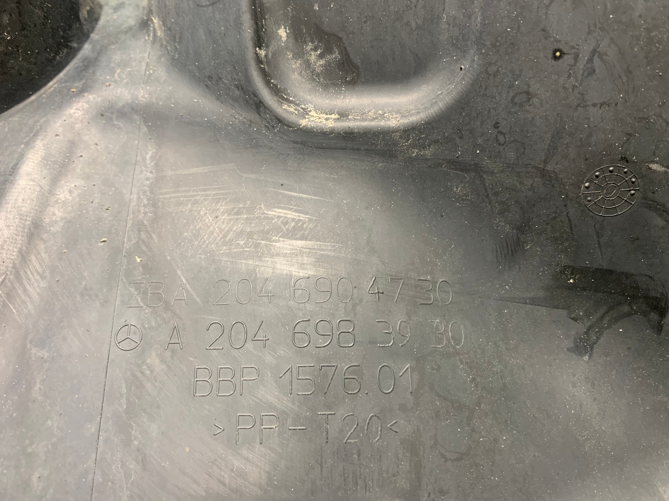 MERCEDES W204 LIFT mudguard left front A2046983930 A2046905730