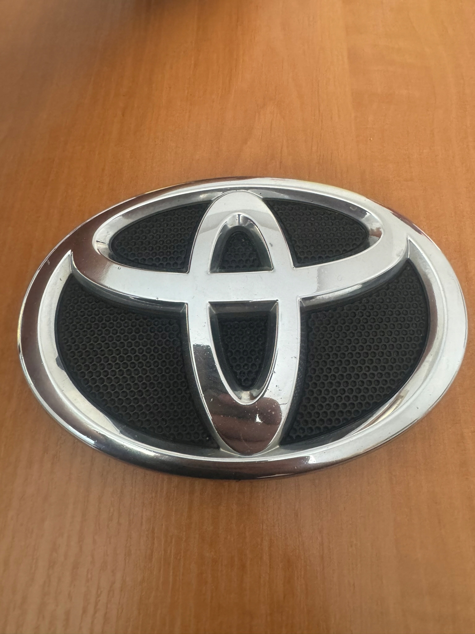 EMBLEMAT LOGO ATRAPA RADAR ORYGINAŁ TOYOTA CAMRY 75311-06060