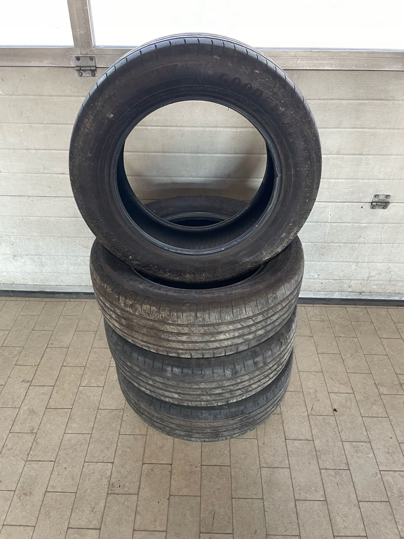 tyres GoodYear Efficient Grip 215/60 R17 Rok 0920 POWYSTAWOWE