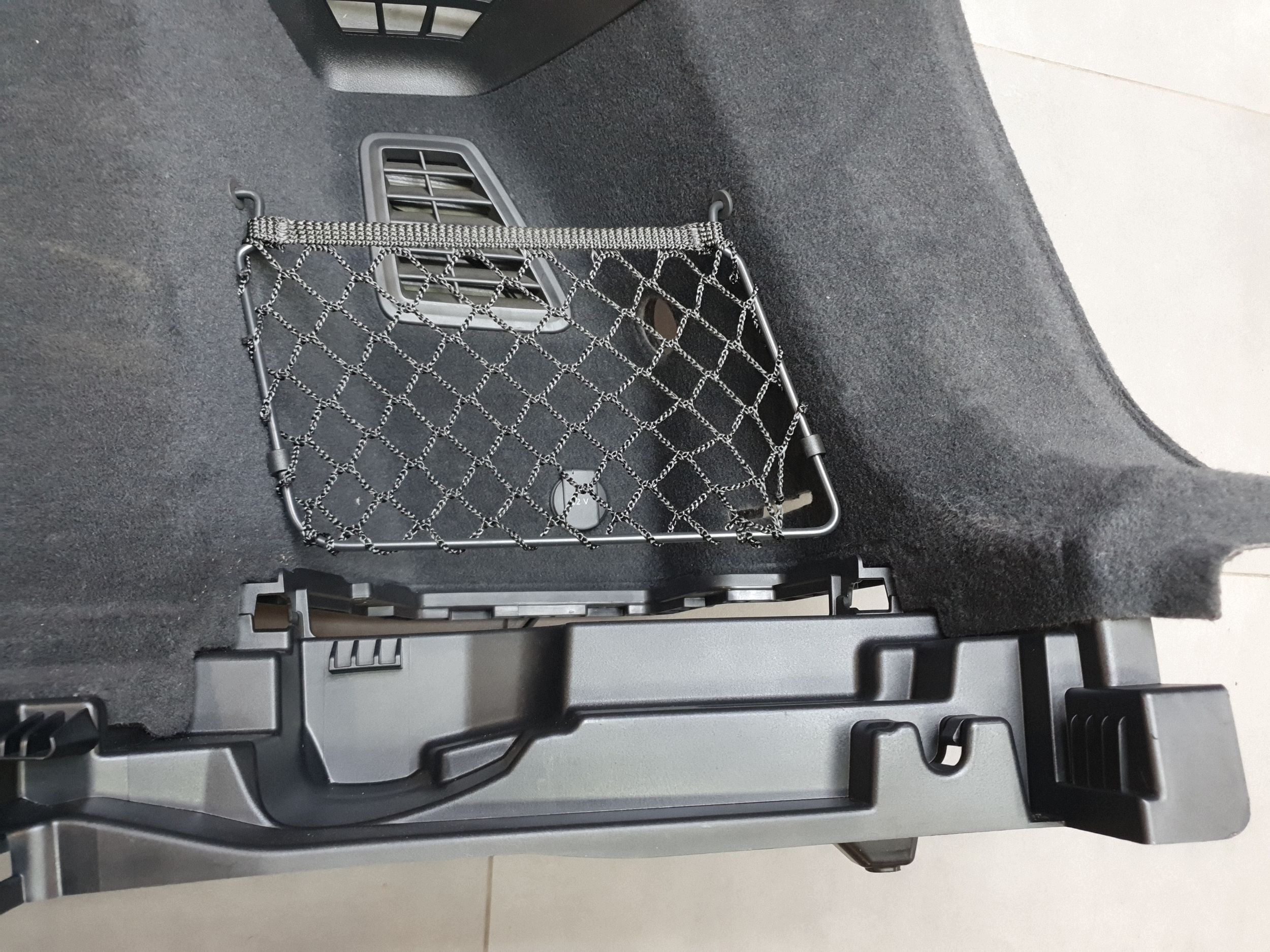 Audi SQ6 e-tron tapacír kufru pravý 85H863880A