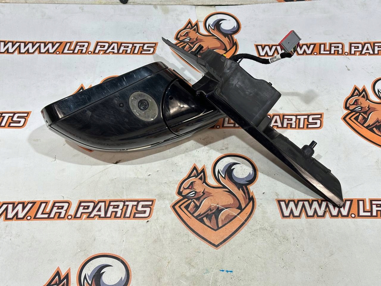 LUSTERKO LEWE KOMPLET LAND ROVER L462 HY3217E699GB Numer katalogowy części LR083183