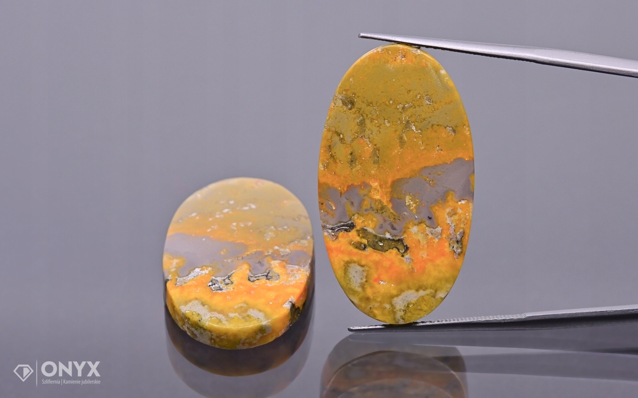 Jaspis Bumble Bee konvexní mělký Para ovál 25x11,5 mm