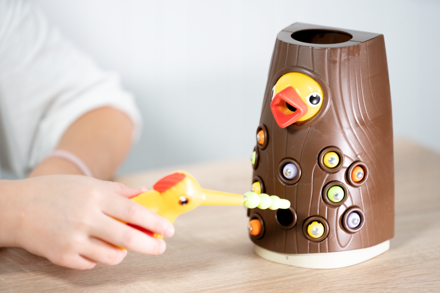 GRA MAGNETYCZNA NAKARM PTASZKA DLA DZIECI MONTESSORI DZIĘCIOŁ 12 ROBAK Marka Ikonka