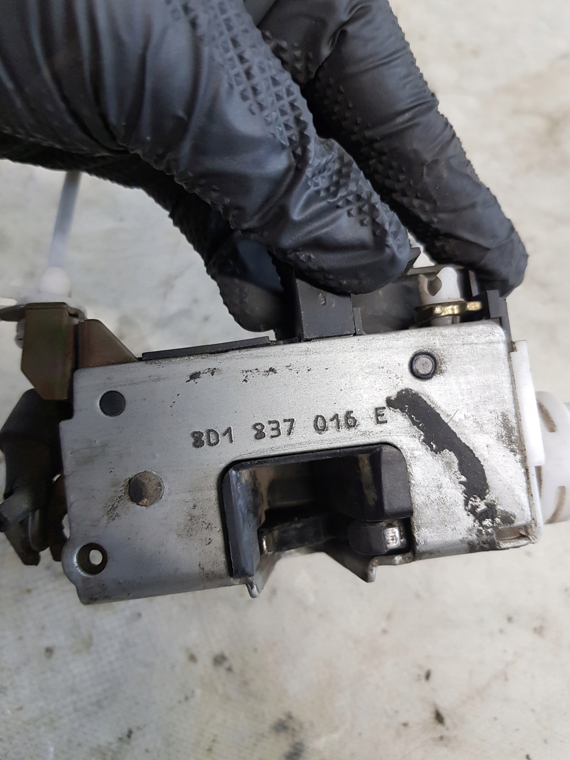 lock door right front AUDI A4 B5 8D1837016E