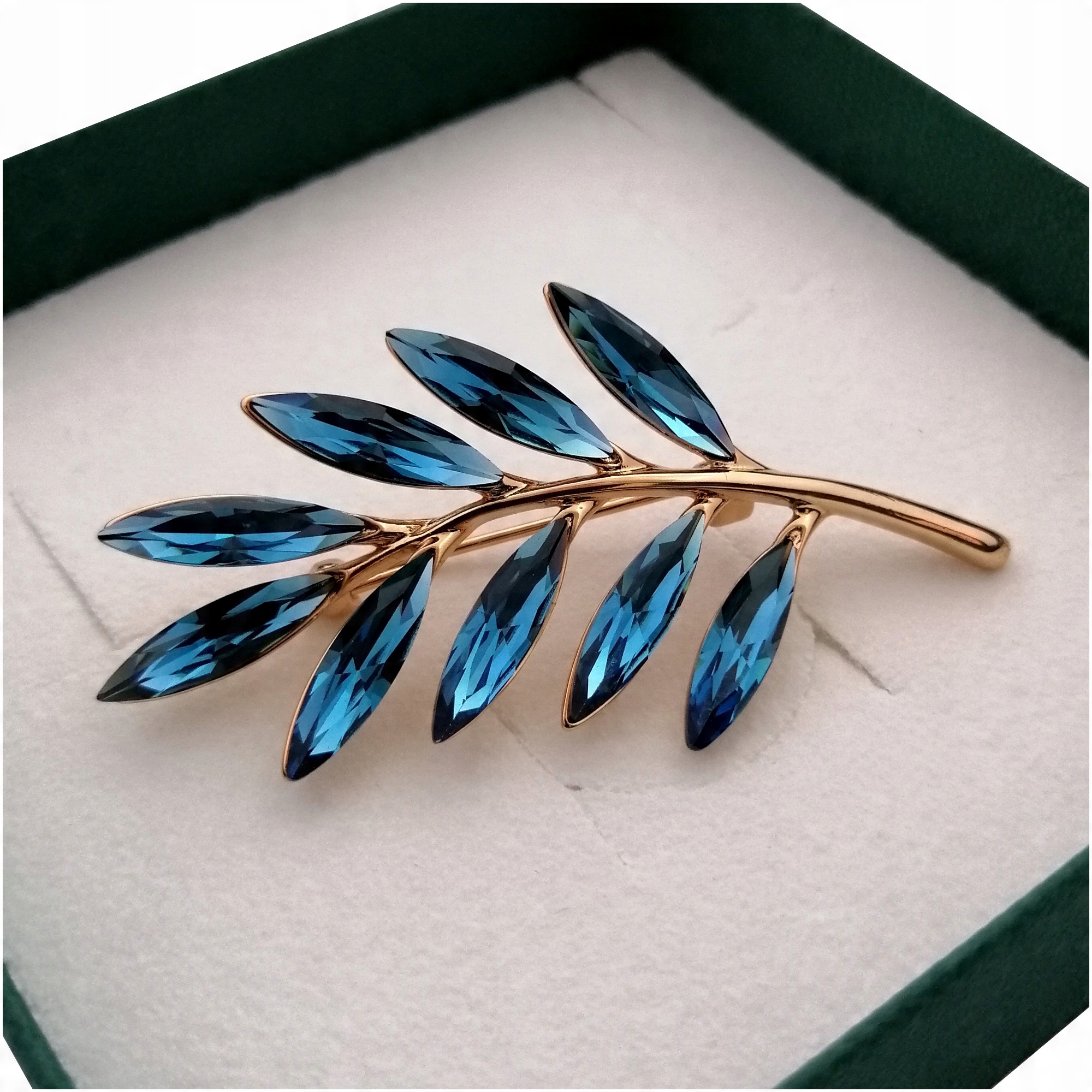 

Złota Broszka Sapphire Crystal Grawer