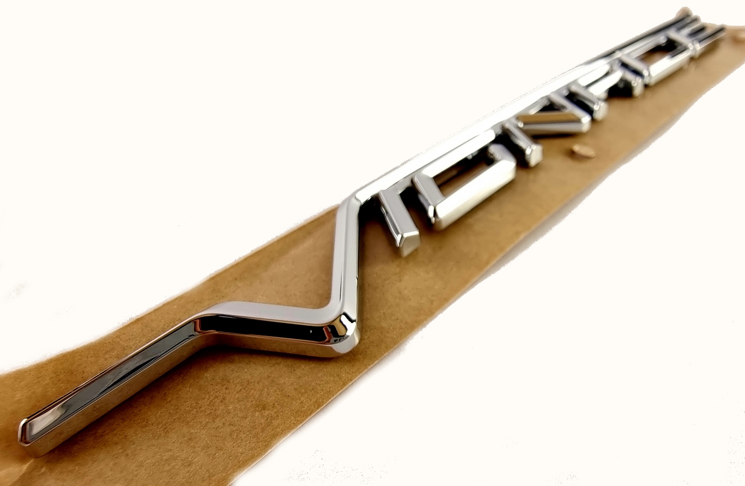 EMBLEMAT ''VIGNALE'' DRZWI PRZÓD MONDEO 15- 1926440 _ FS73-16702-NASMAS Marka Ford