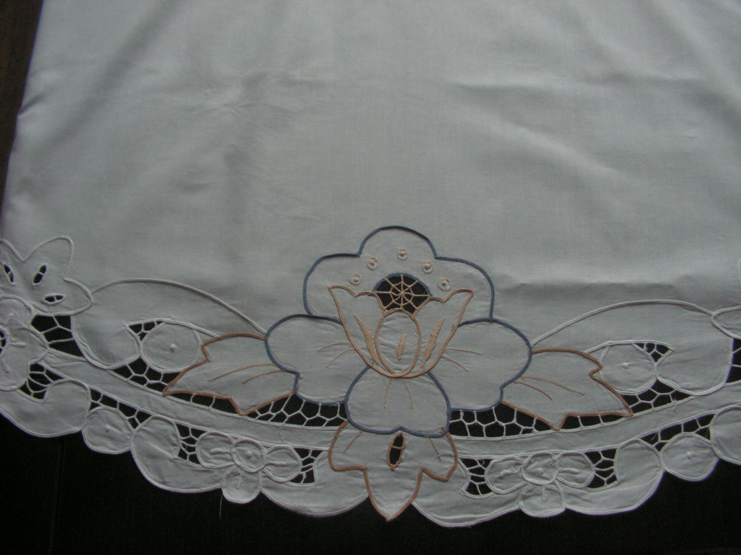 Милая Вышитая Скатерть