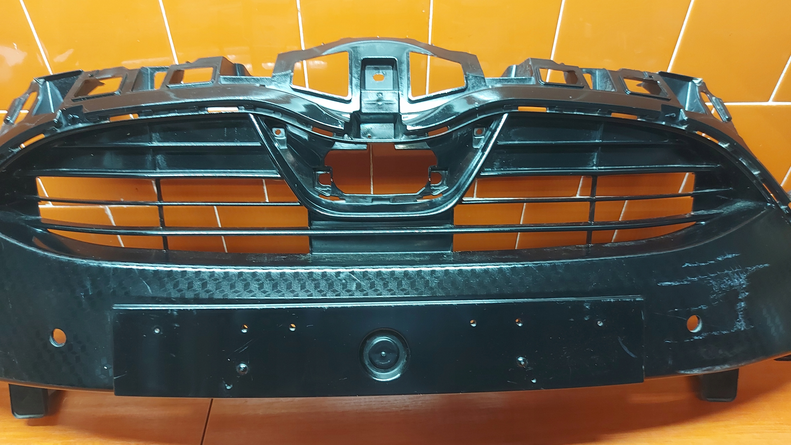 grid of a bumper central front front TOYOTA YARIS IV 20