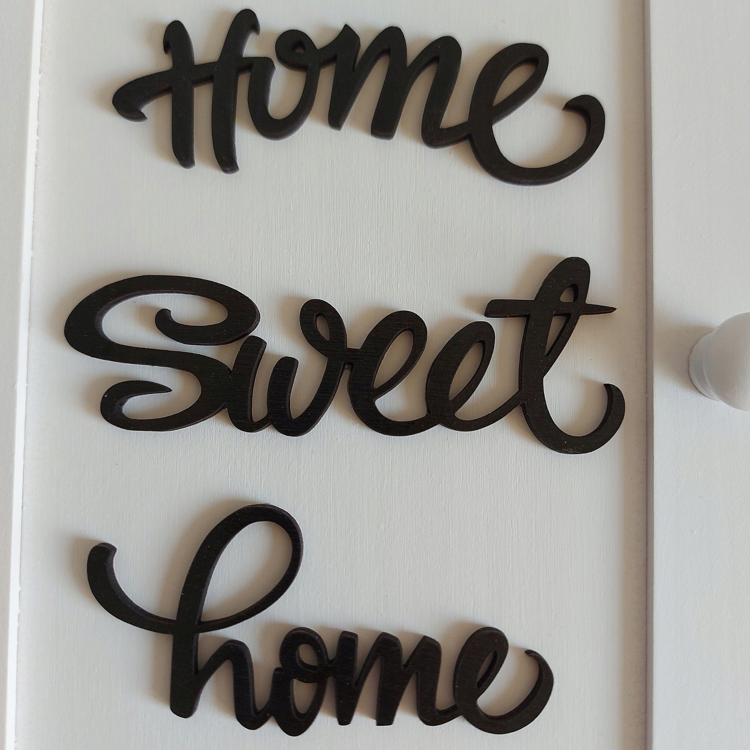 HOME SWEET HOME BIAŁA SZAFKA NA KLUCZE Z DRZWICZKAMI DEKORACJA ŚCIENNA Marka Yolli