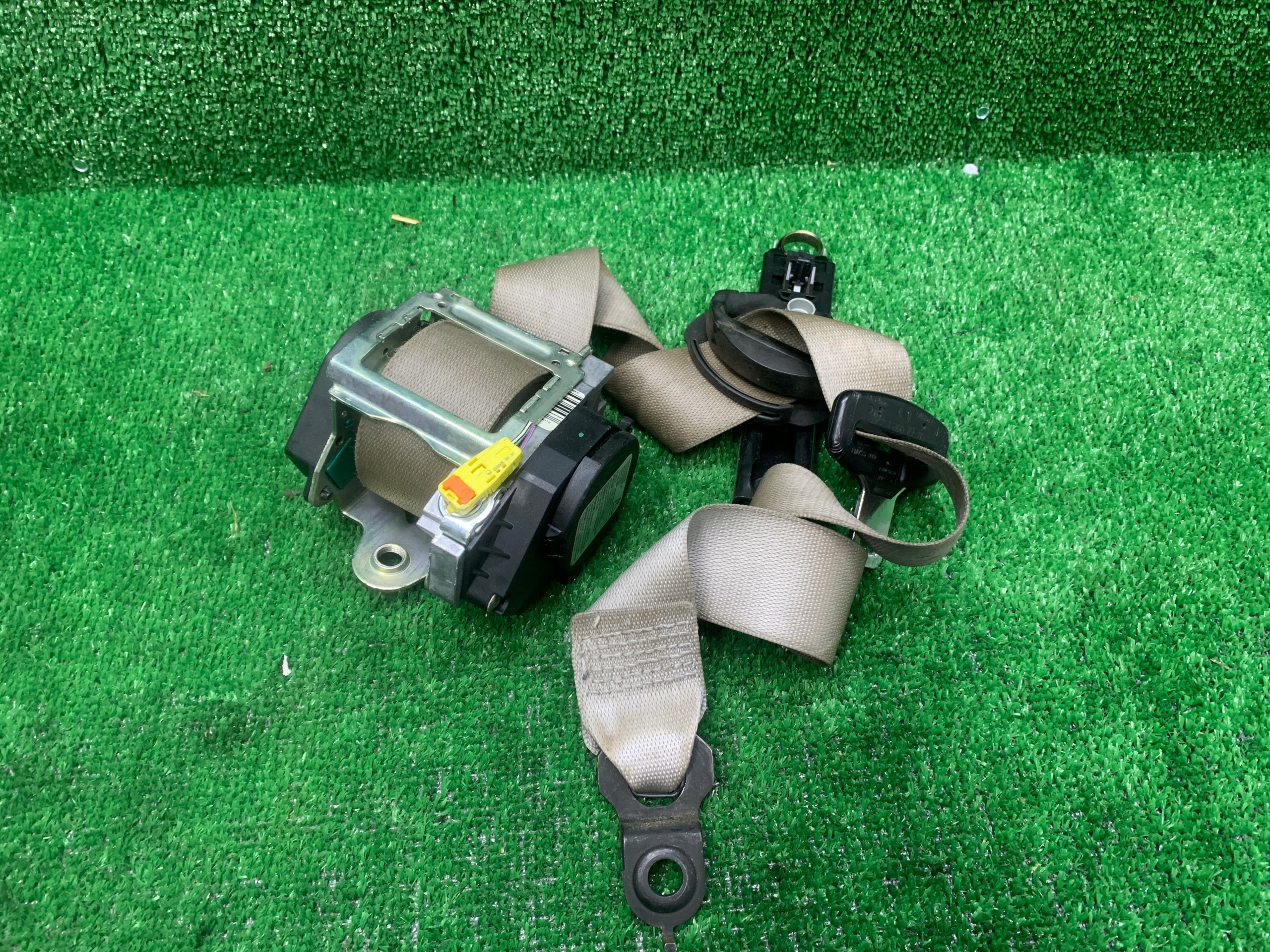 PAS BEZPIECZEŃSTWA PRAWY PRZÓD MERCEDES ML W164 W251 2518601085