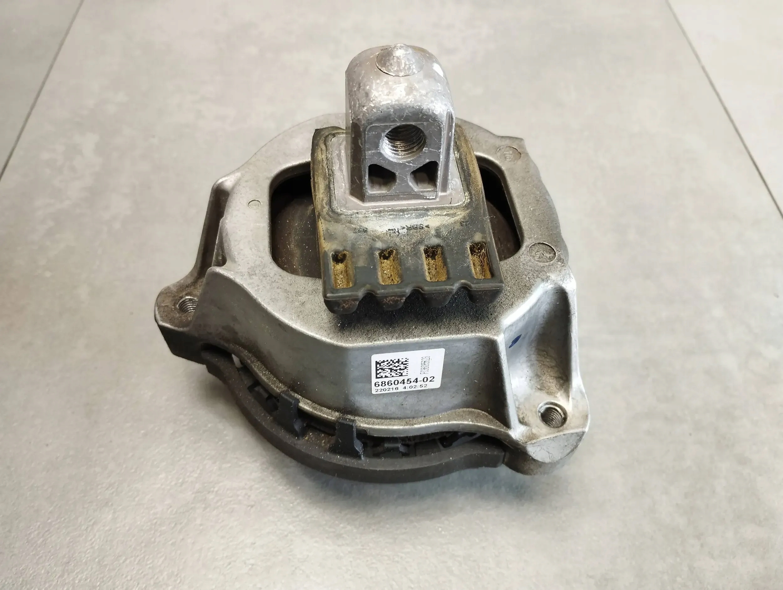 BMW 7 G11 G12 750i engine mount right 6860454