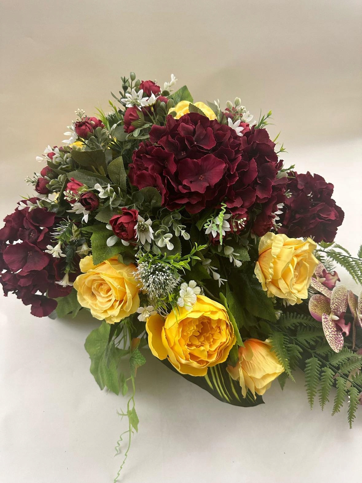 Kompozícia Kvety na hrob cintorín kytica kvetináč umelé kvety