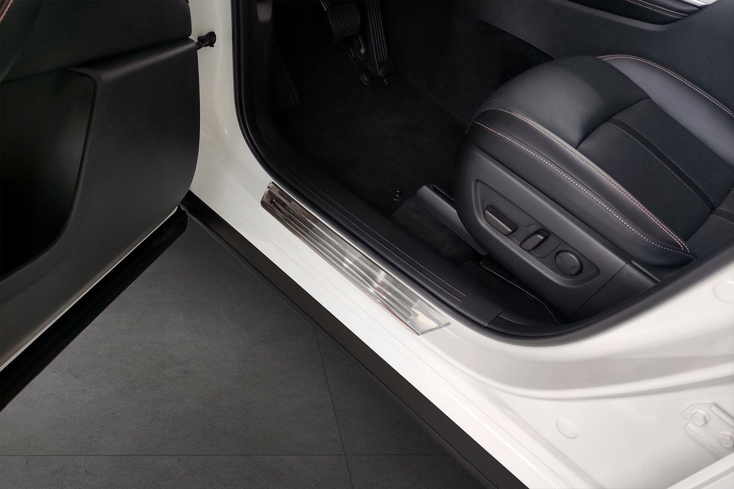 MAZDA CX-60 2022- NAKŁADKI LISTWY PROGOWE PROGI Producent Avisa