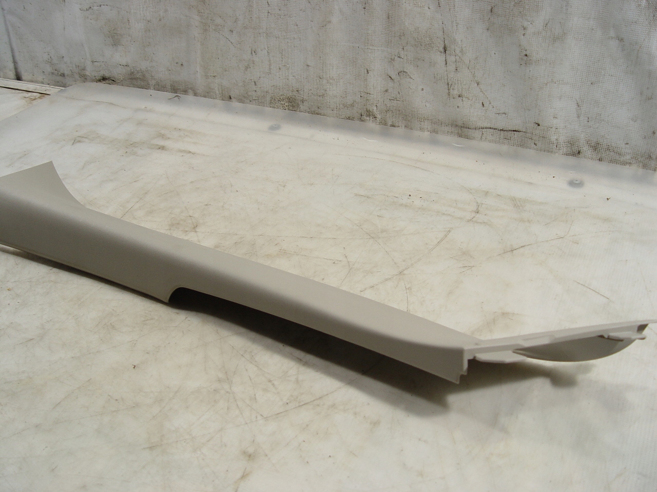 CHRYSLER PACIFICA 17- OSŁONA SŁUPKA LEWA PRZÓD