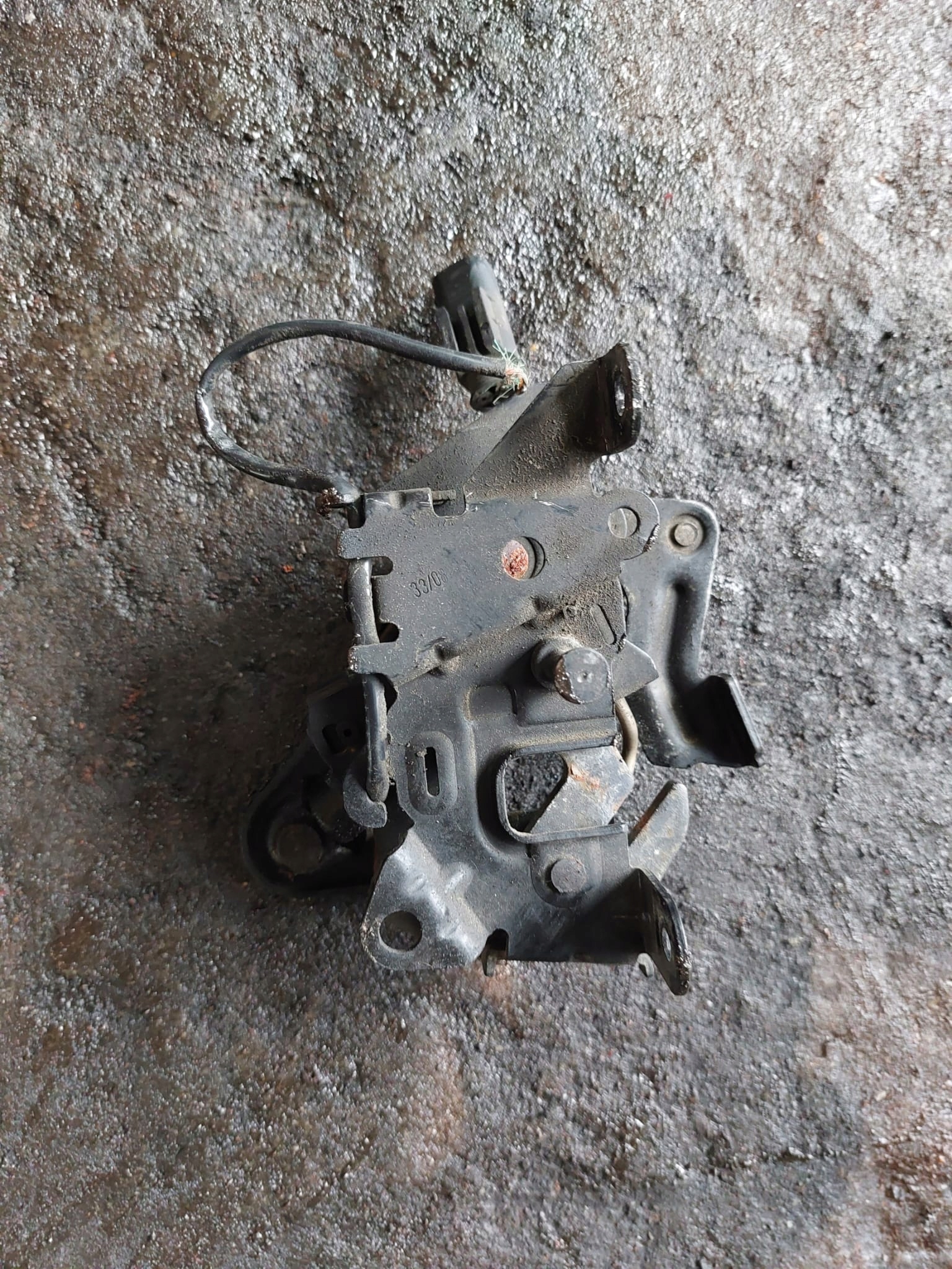 Замок капота л BMW 7 F01 7206453