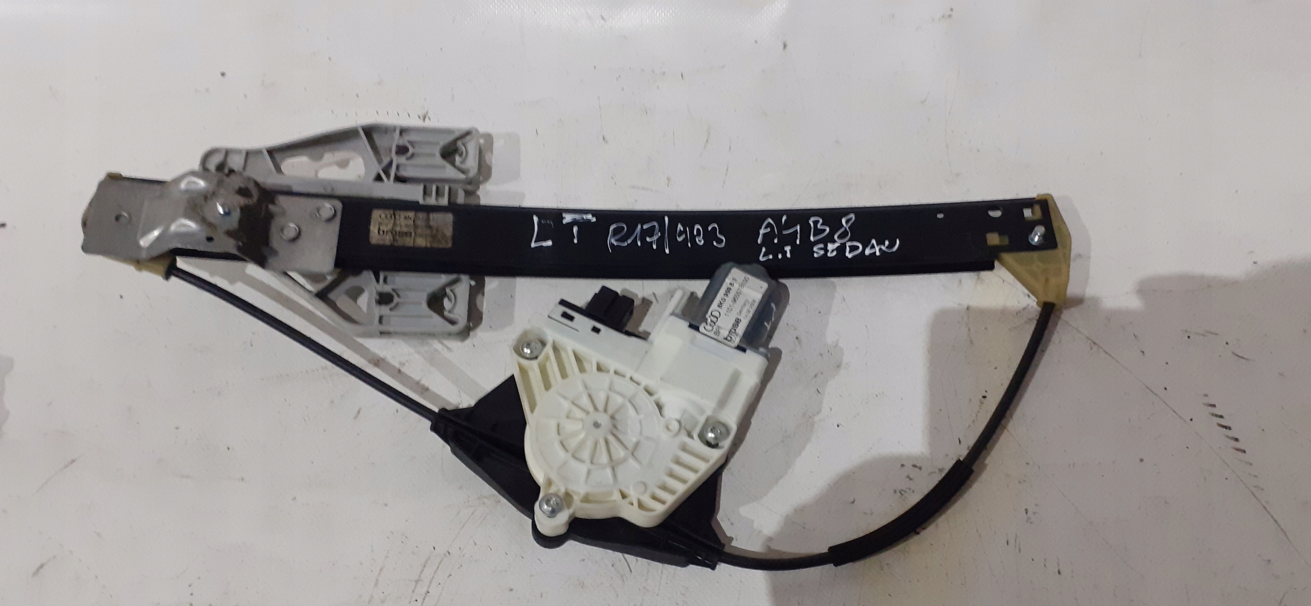 Audi A4 B8 window regulator left rear part