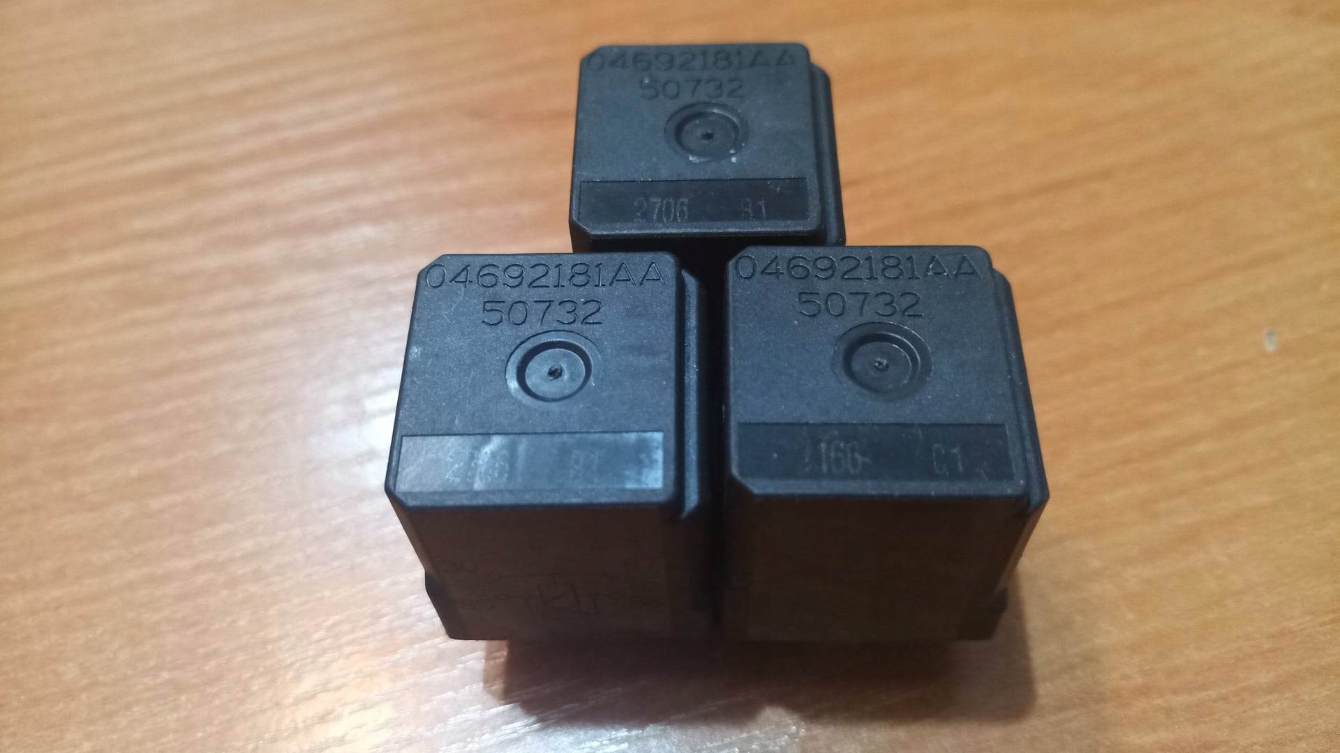 Przekaźnik Omron 04692181AA Chrysler Jeep Dodge