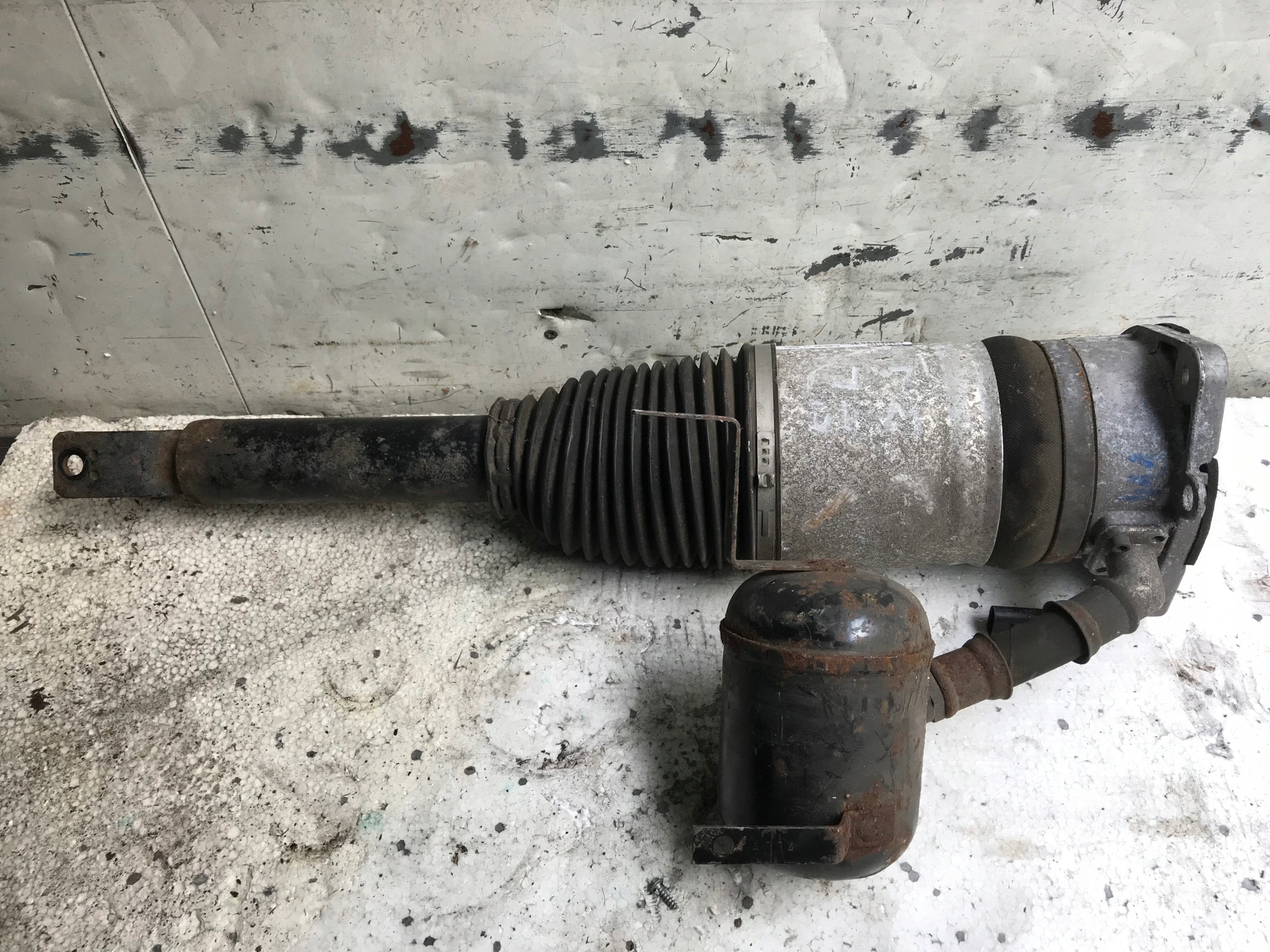 AMORTYZATOR LEWY TYŁ AUDI A8 D3 4E0616001F Strona zabudowy lewa tył tylne lewe