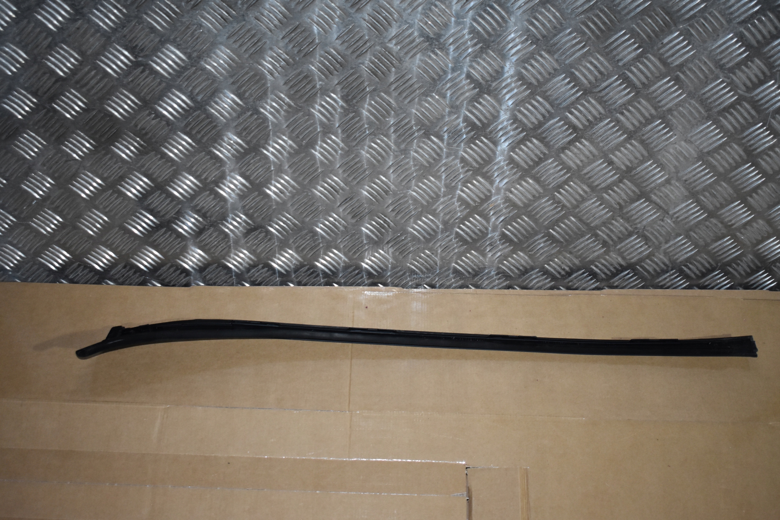 moulding windows PRZEDNIEJ left MERCEDES W214 1