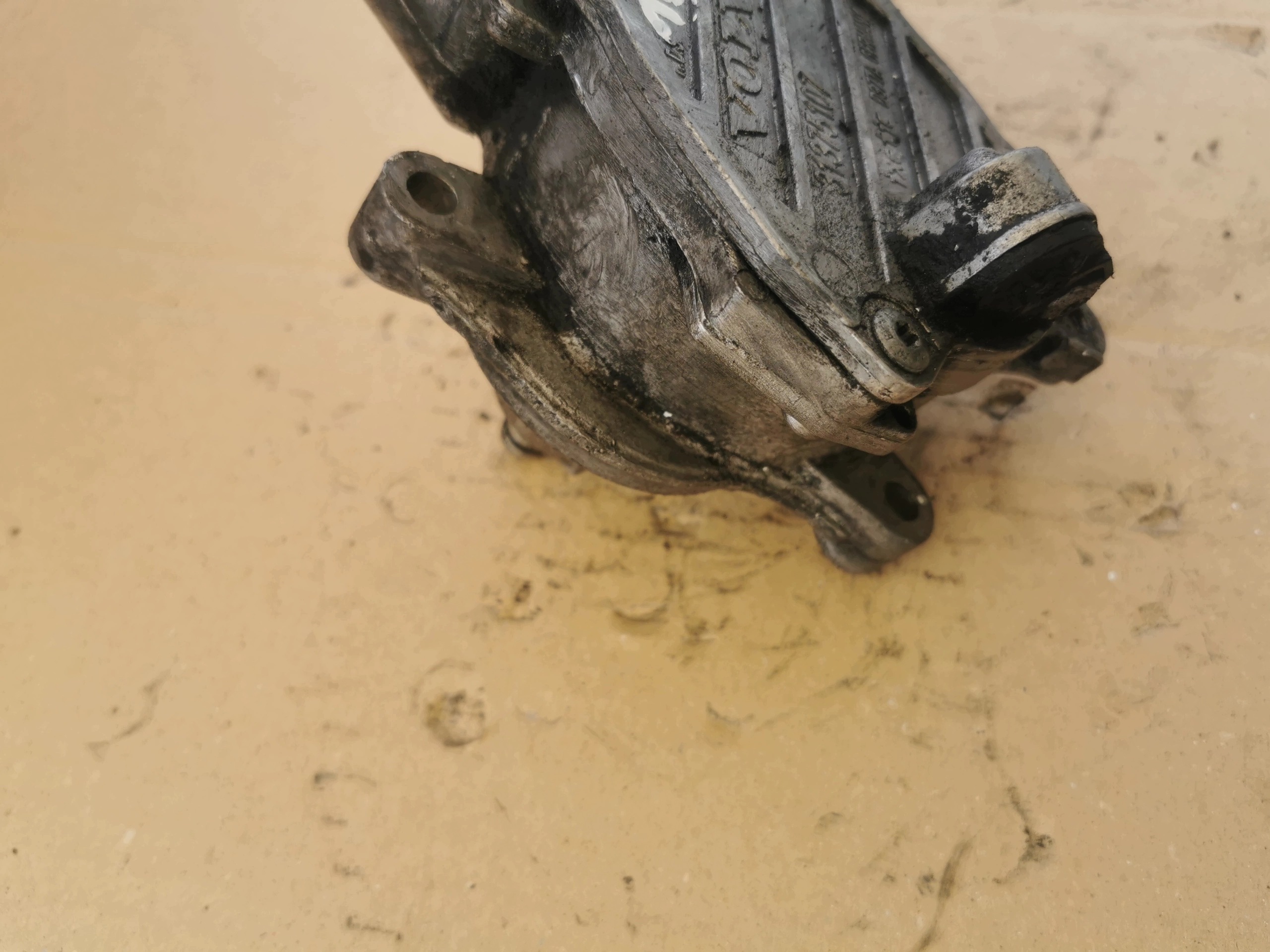 VOLVO XC60 2.0 D3 D4 D5 pump VACUM 31375107
