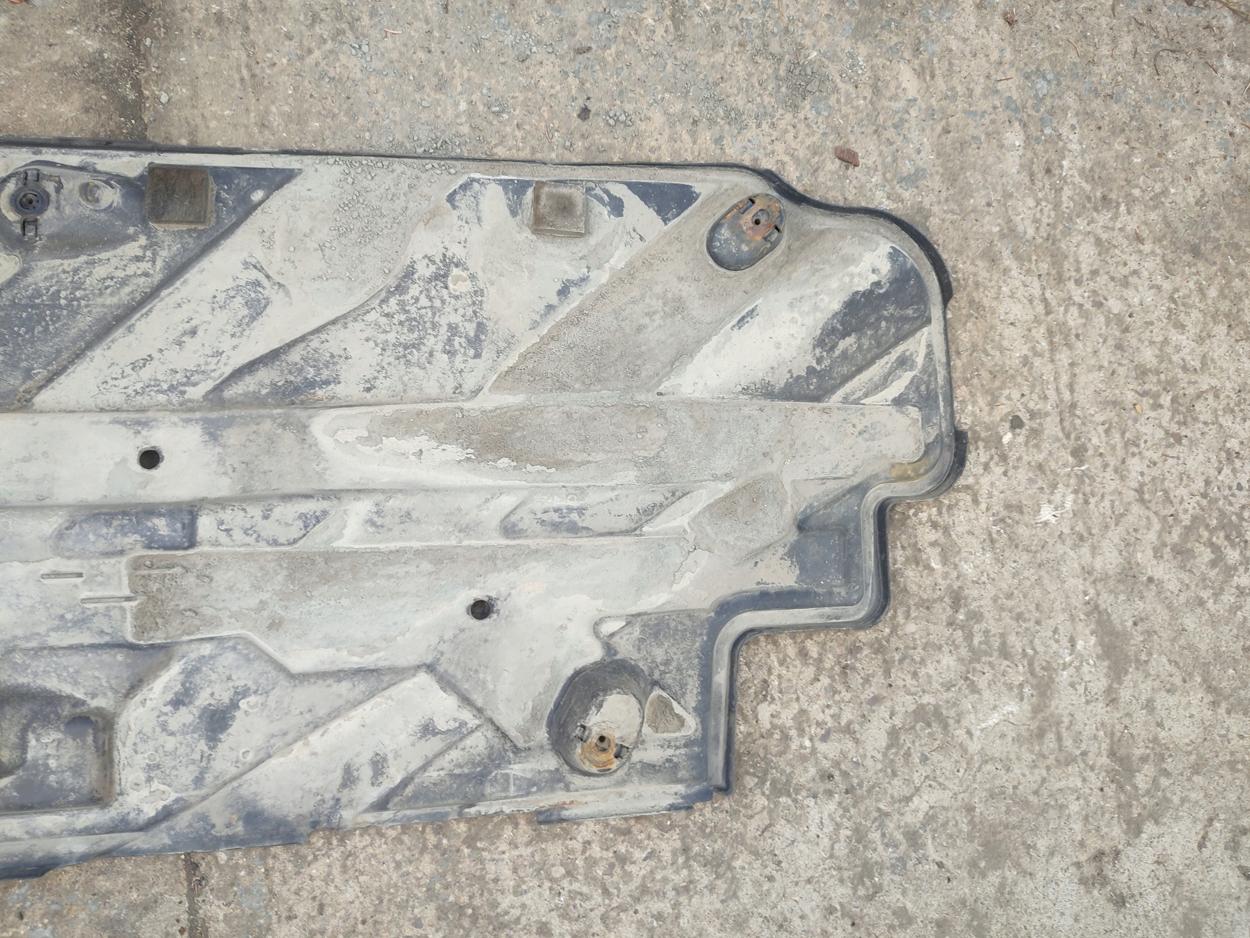 Blende Abdeckung abdeckung Unterfahrschutz links MERCEDES W204 W207 A2046100108