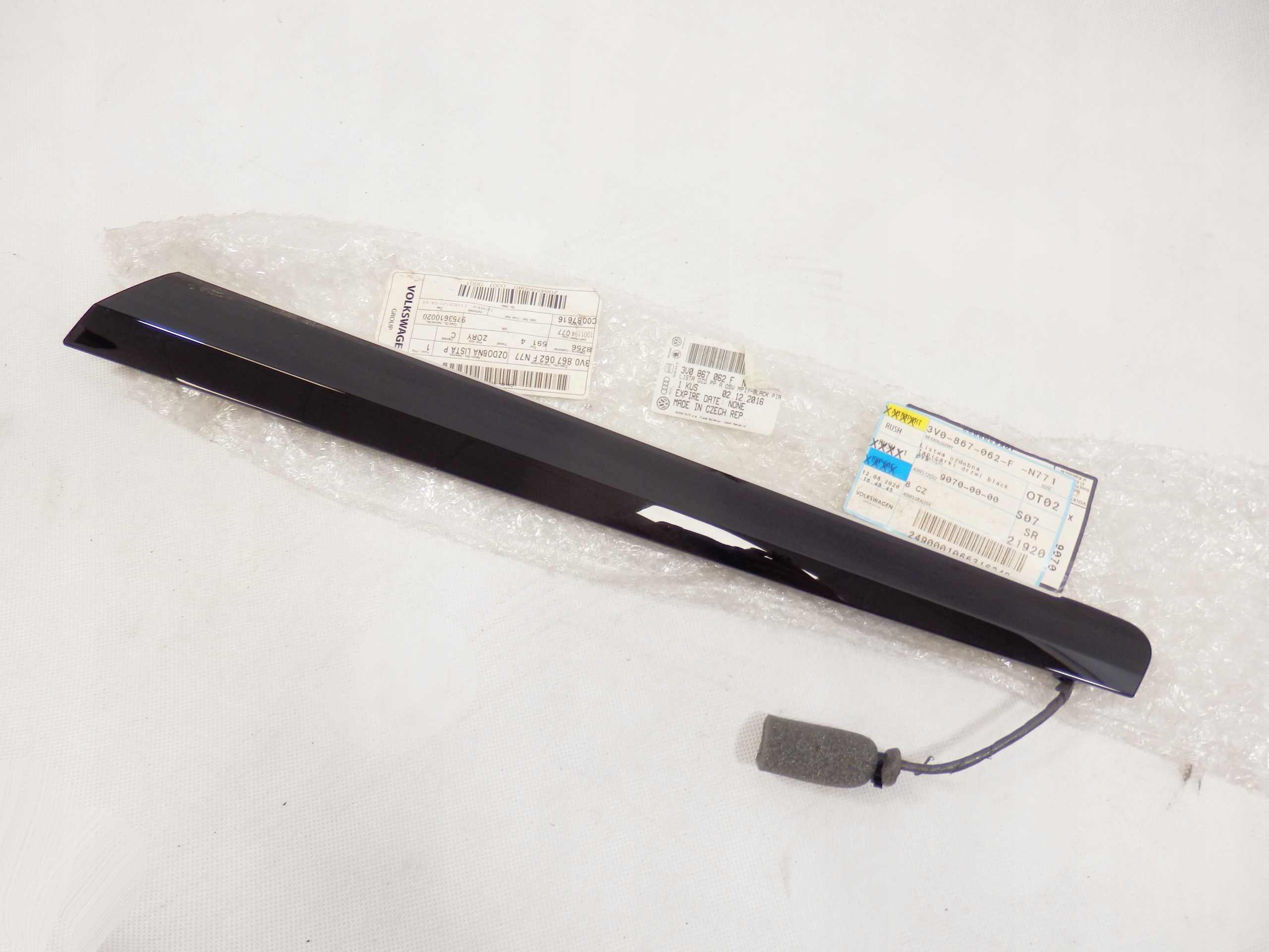 НАКЛАДКА ОБШЫВКИ БОКОВАЯ ОФОРМЛЕНИЕ ПРАВЫЙ ПЕРЕД SKODA SUPERB III PIANOv0947202a