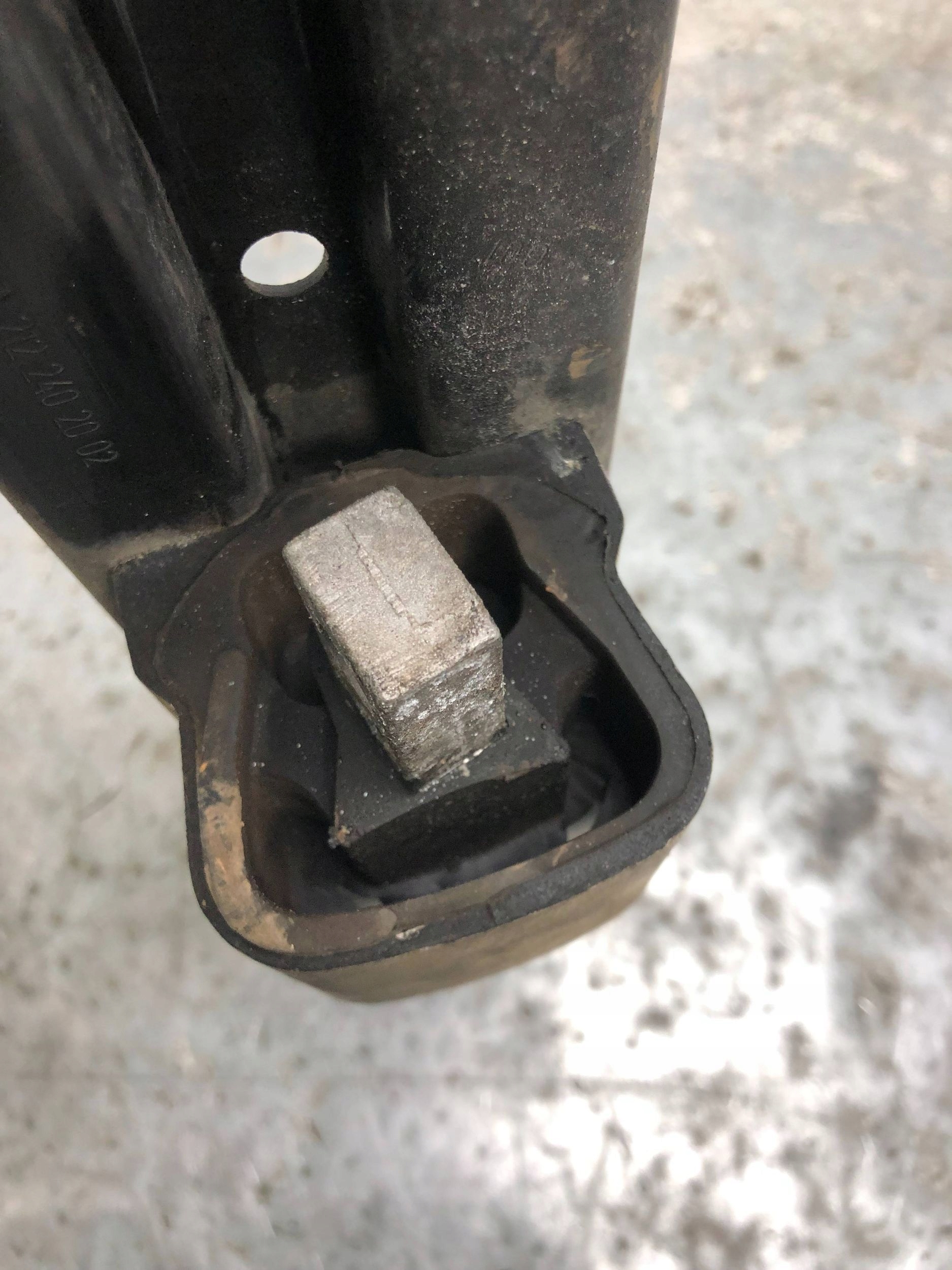 MERCEDES E W212 supporto staffa cambio ingranaggi A2122402002
