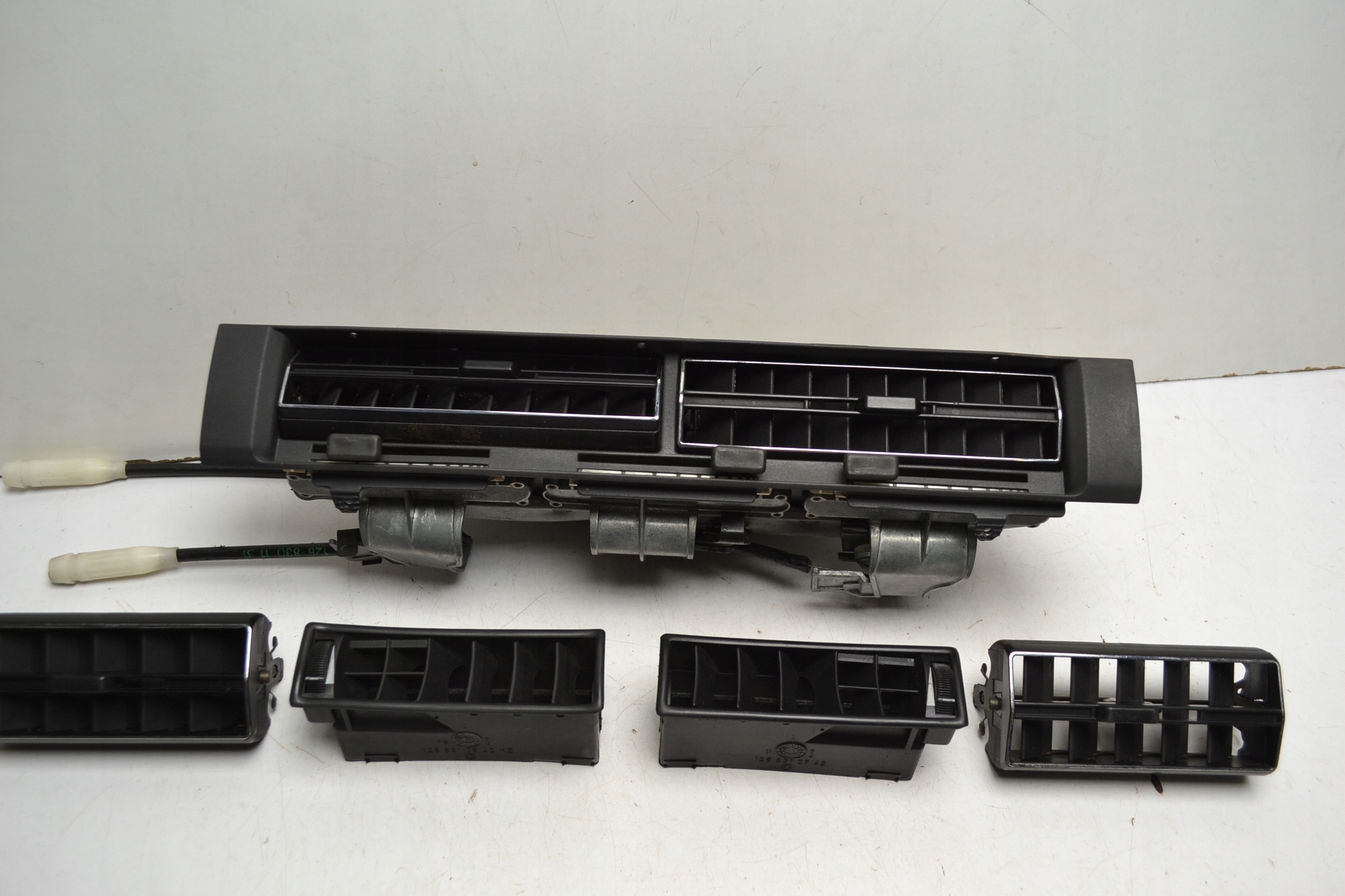 1268300054 - Mercedes W126 SEC SE решетки вентиляционные панели комплект