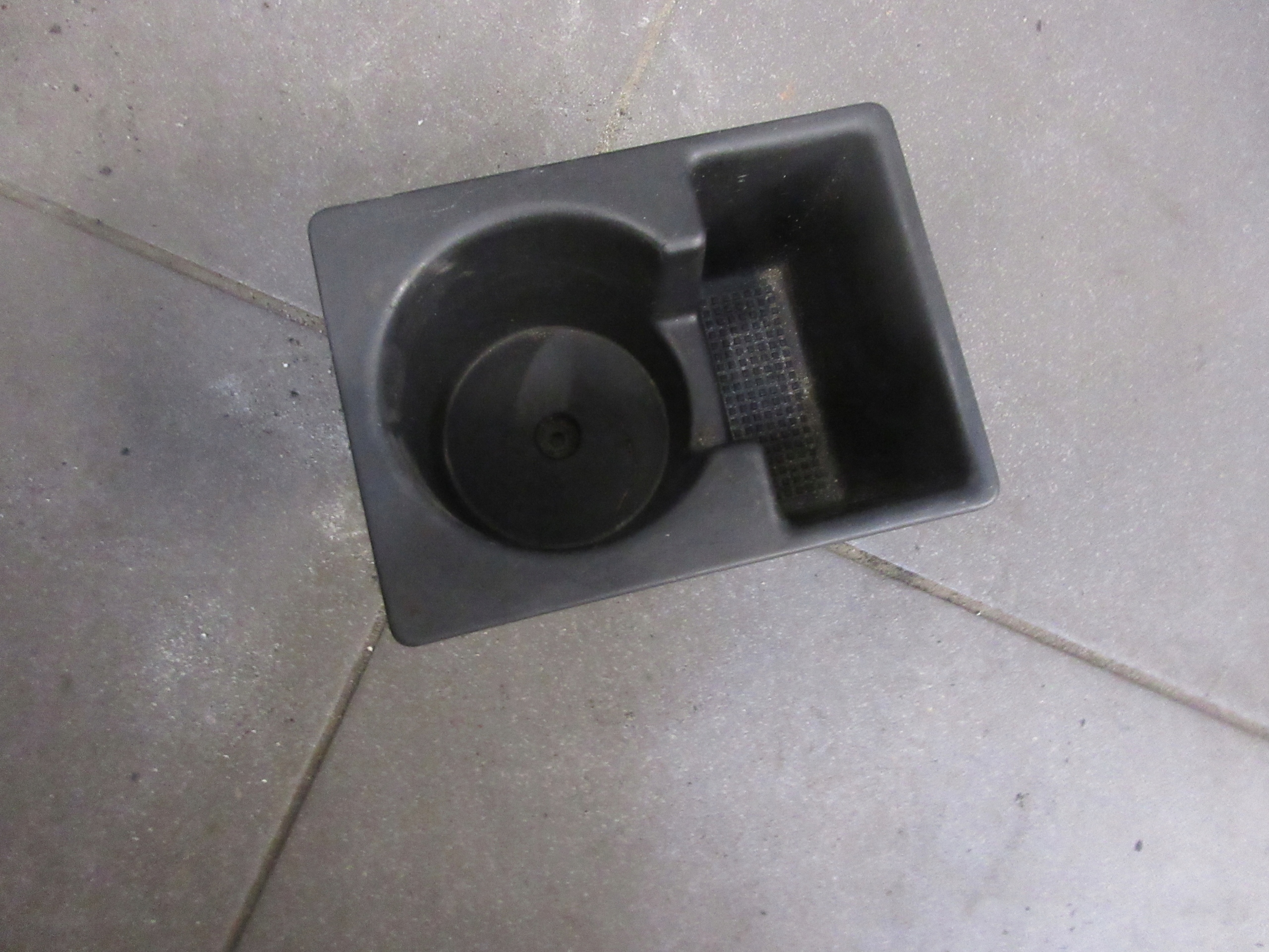 6H52-047B000-ABW - ТРИМАЧ КОНСОЛІ ДЛЯ ЧАШКИ FREELANDER II