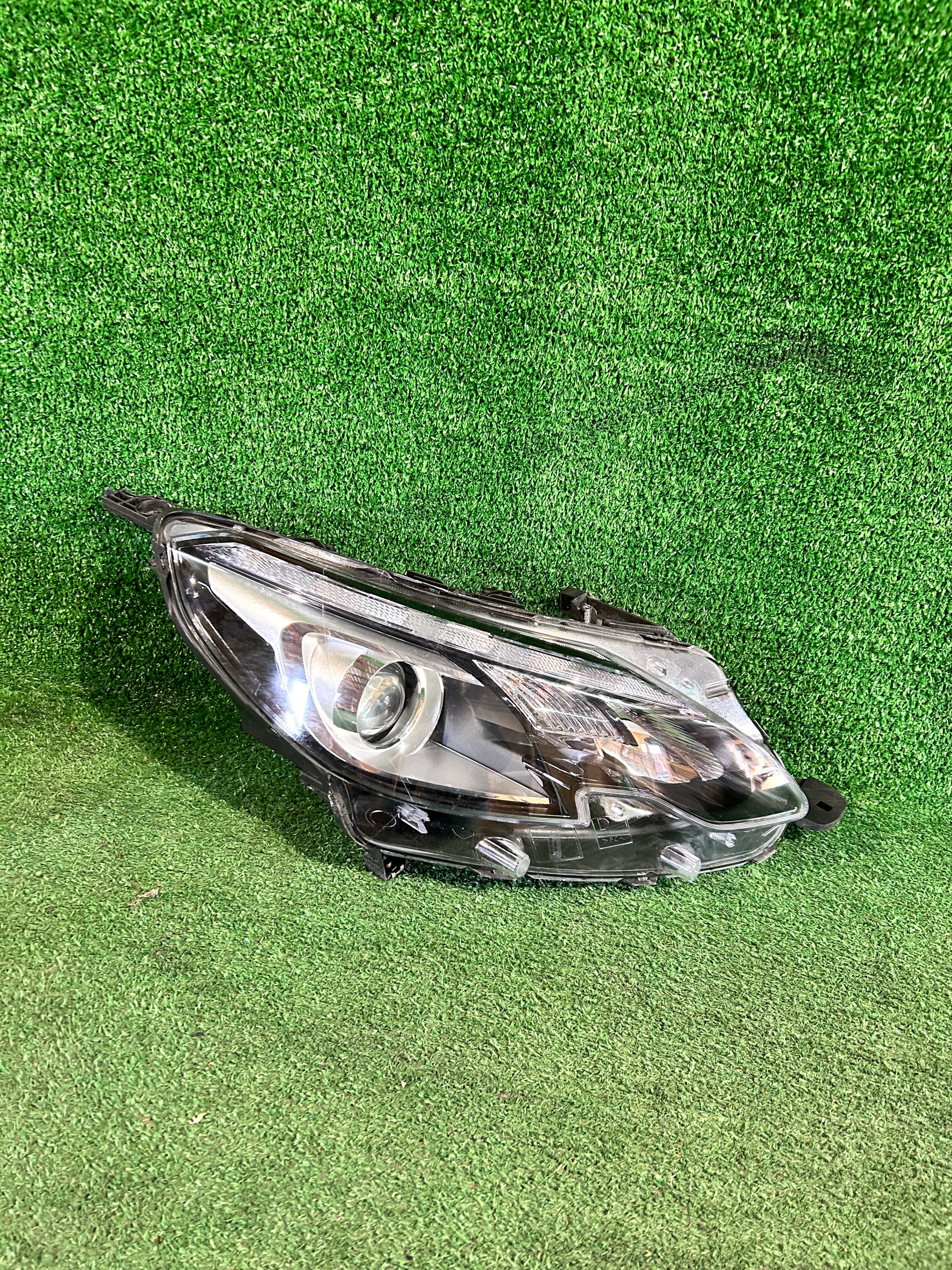 REFLEKTOR right PEUGEOT 2008 and LIFT