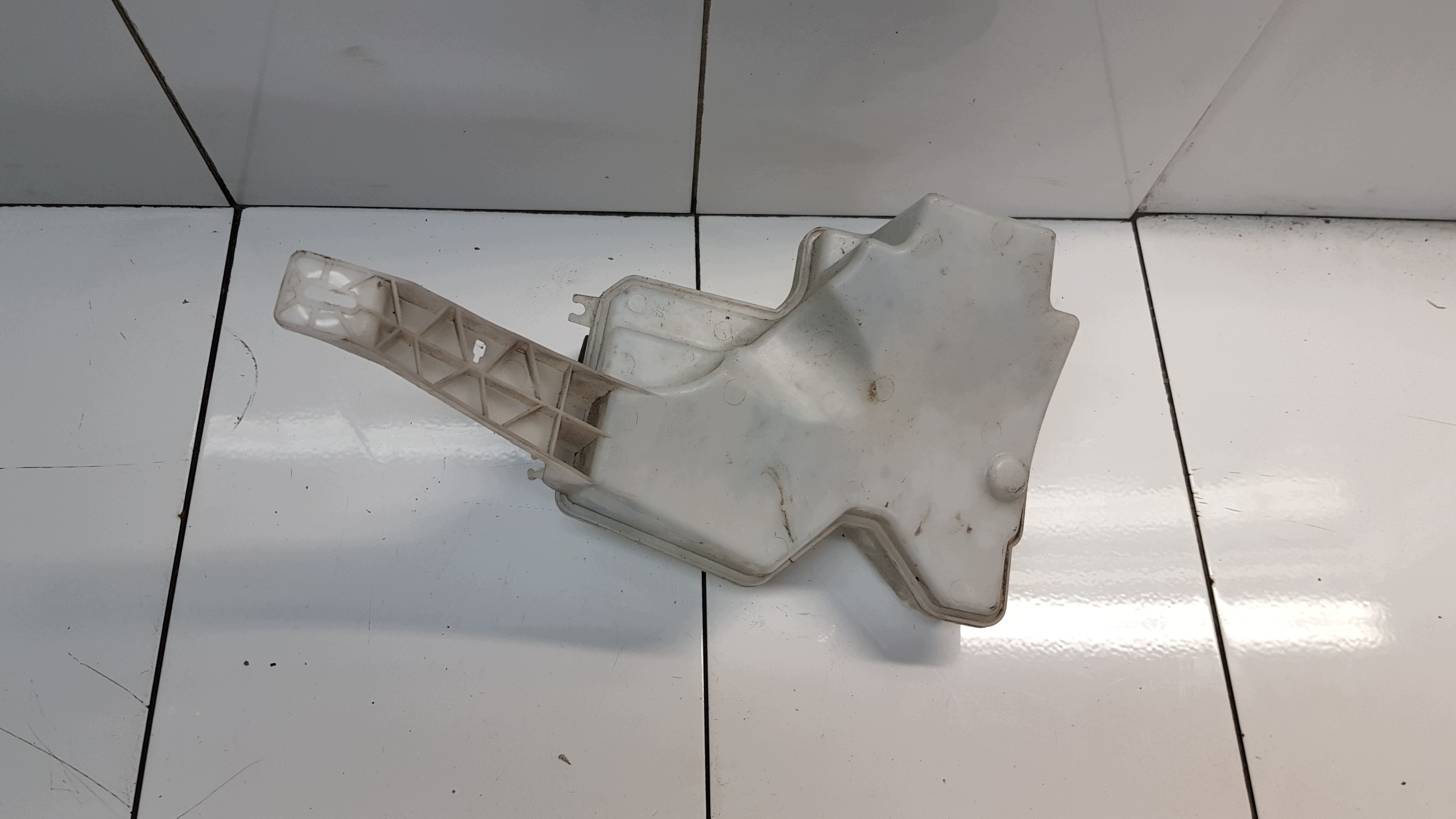 RENAULT CAPTUR and washer fluid tank 289100179R