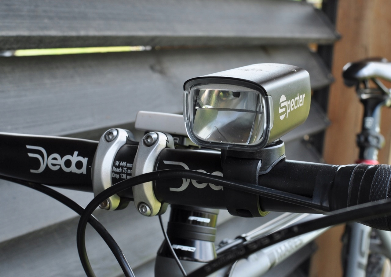 Lampka rowerowa oświetlenie Specter Compass 1500lm Kod producenta COMPASS