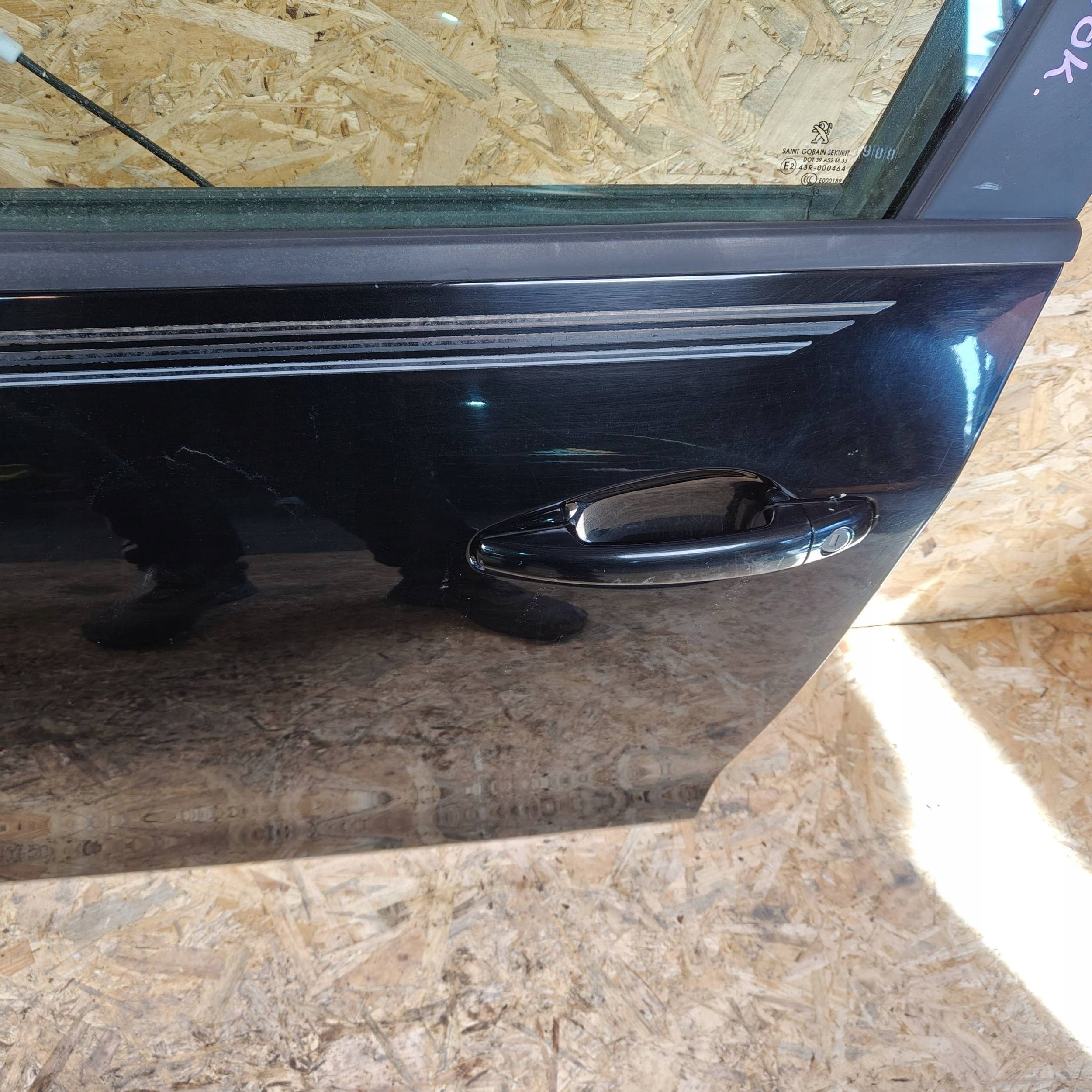 door front front side left Peugeot 208 and