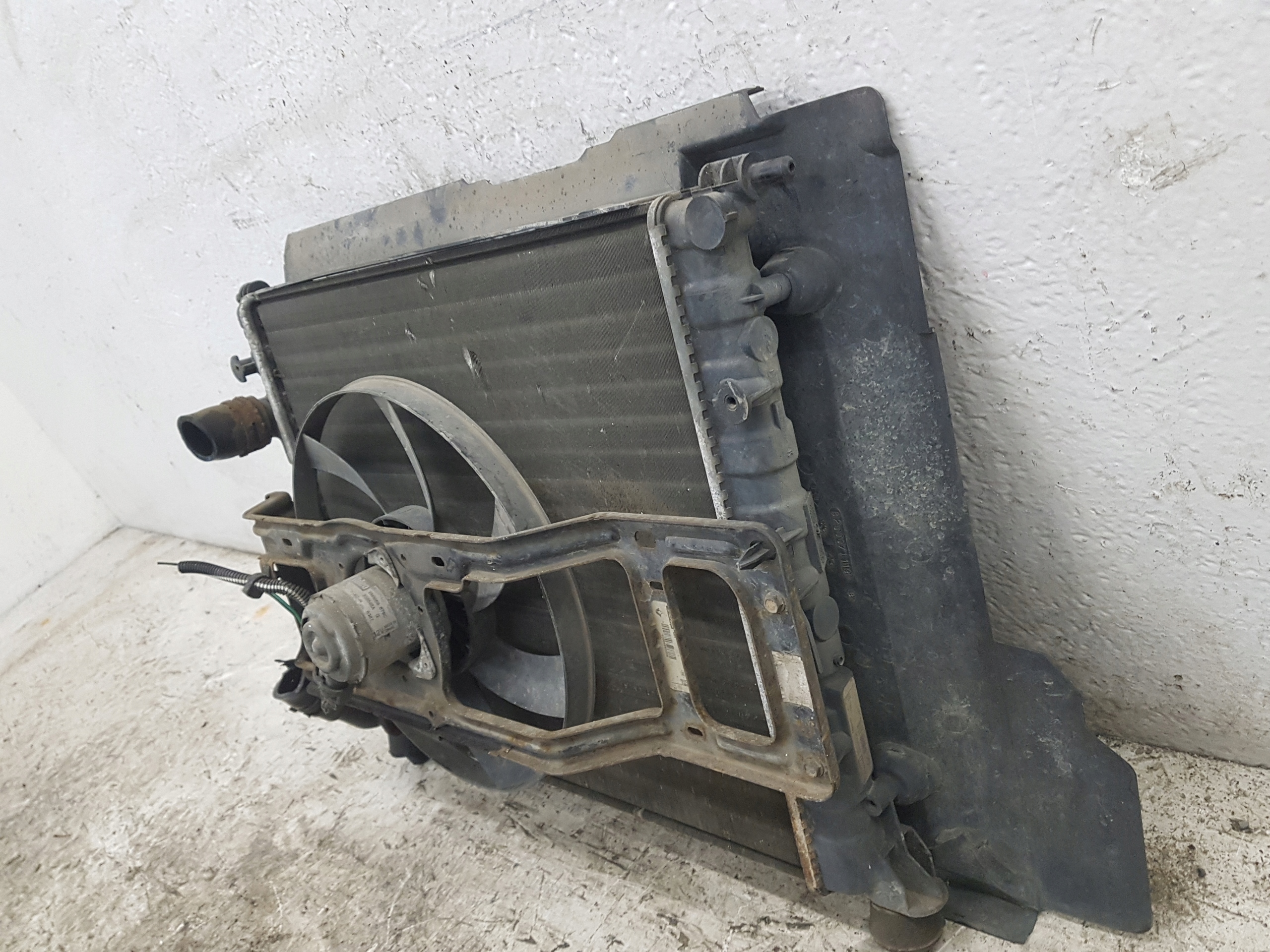 KOMPLET Radiateur Z WENTYLATOREM RENAULT CLIO 2 1.2 B