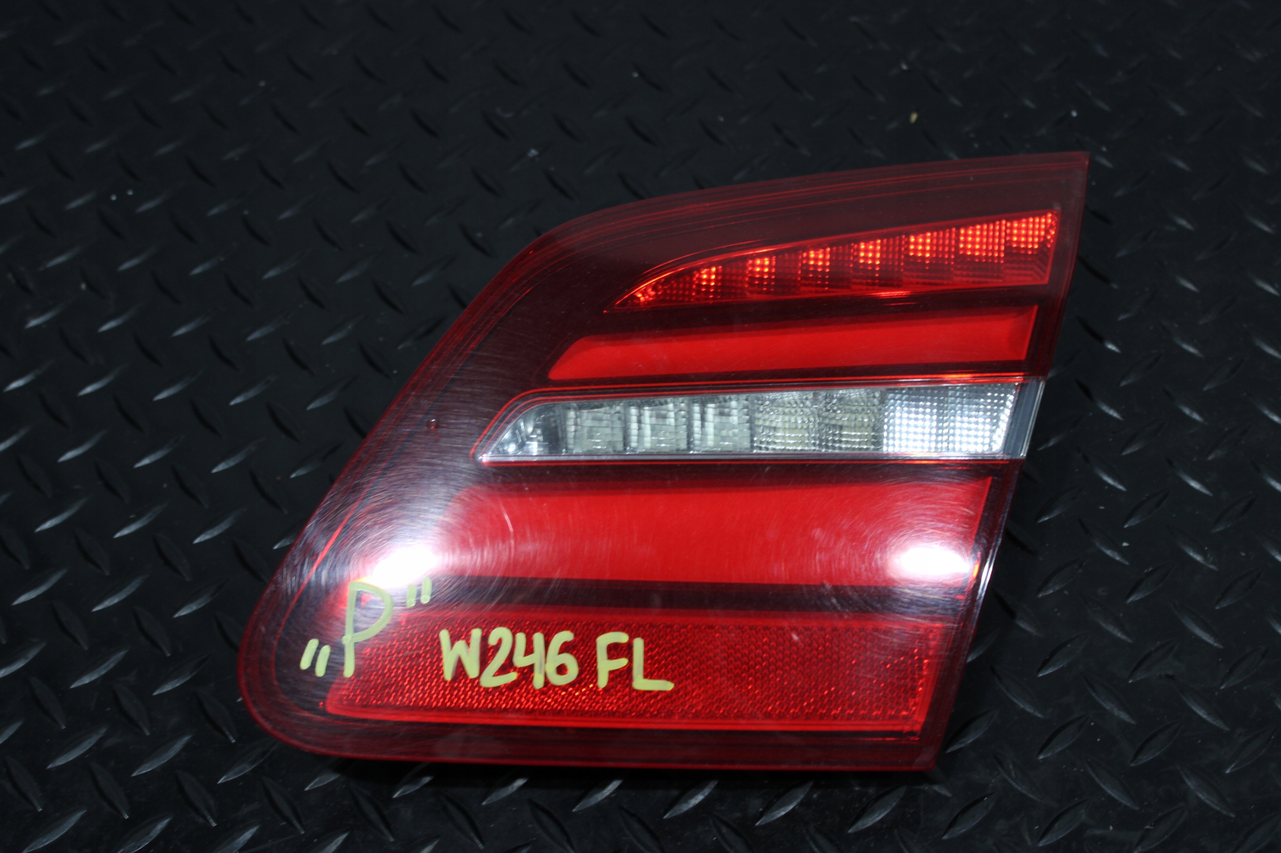 LAMPA KLAPY PRAWY TYŁ MERCEDES B-KLASA W246 LIFT A2469069200