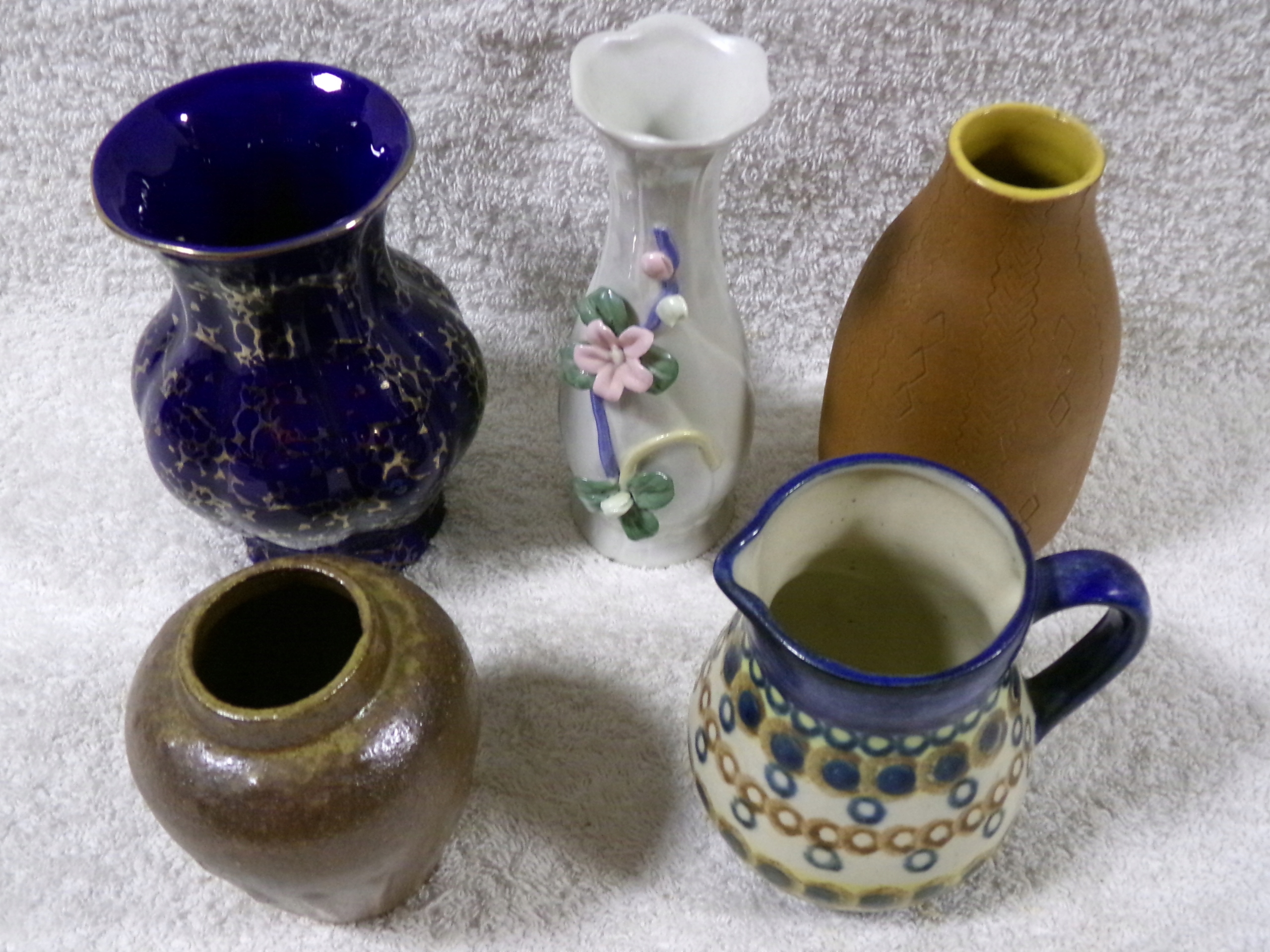 ZESTAW RÓŻNYCH RZECZY Z CERAMIKI