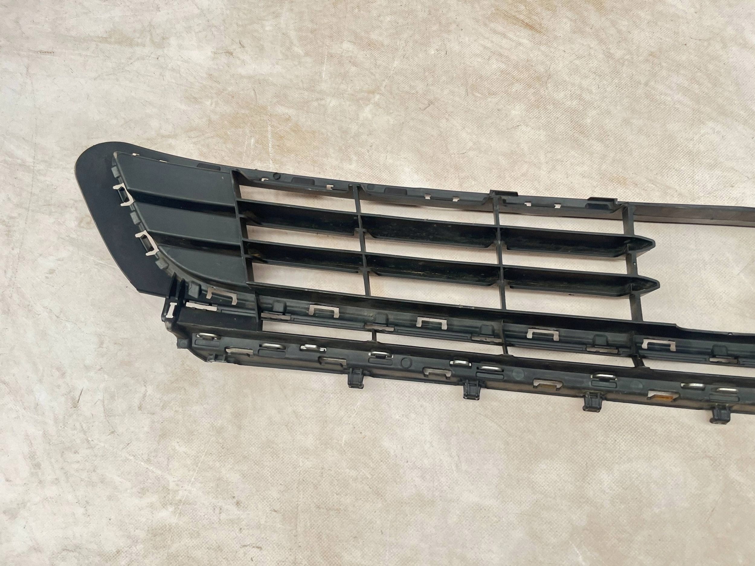 grid of a bumper front original VOLKSWAGEN GOLF VII 5G0853677E