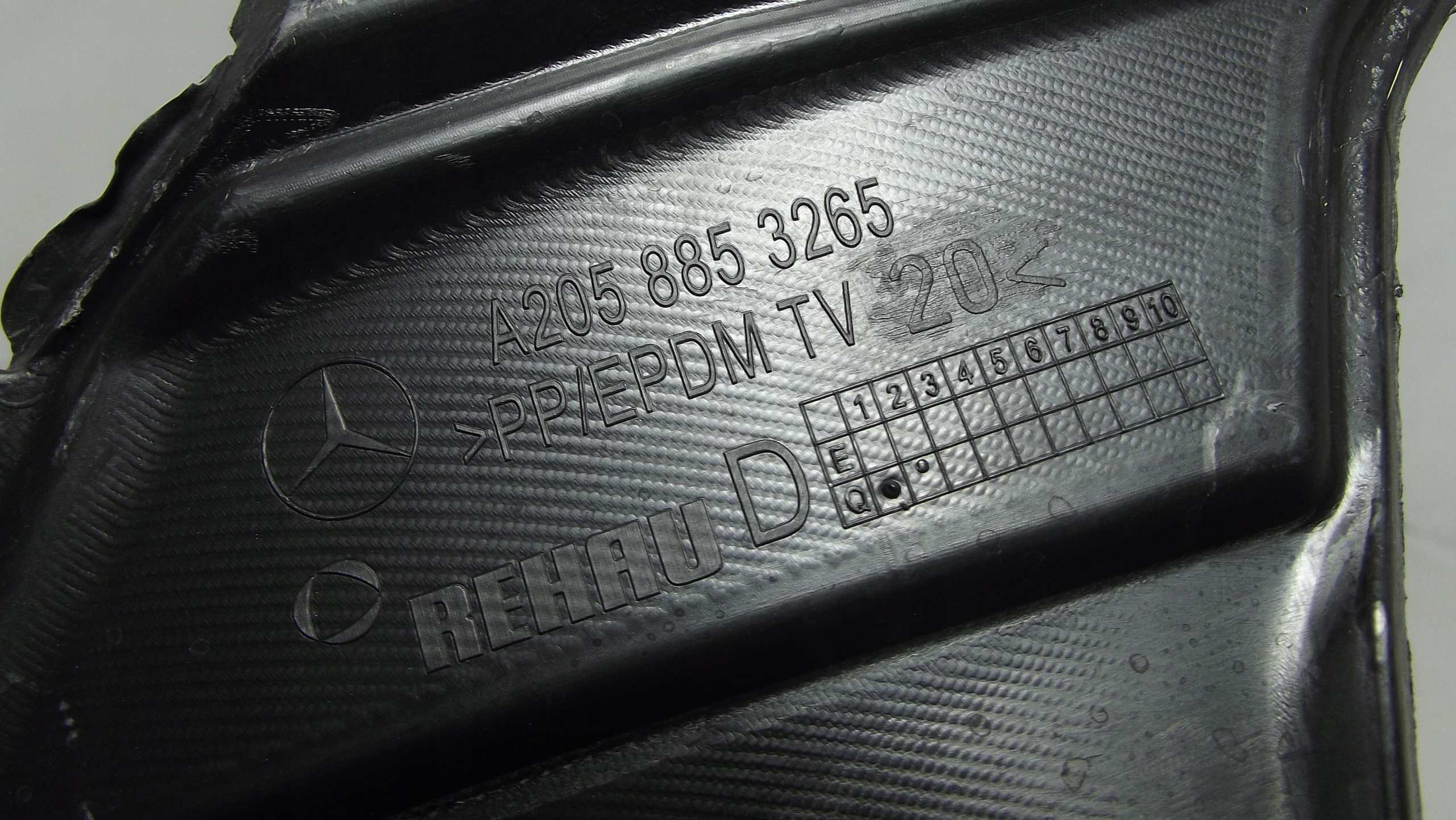 Mercedes C Klasa W205 AMG bumper bracket right front A2058853265